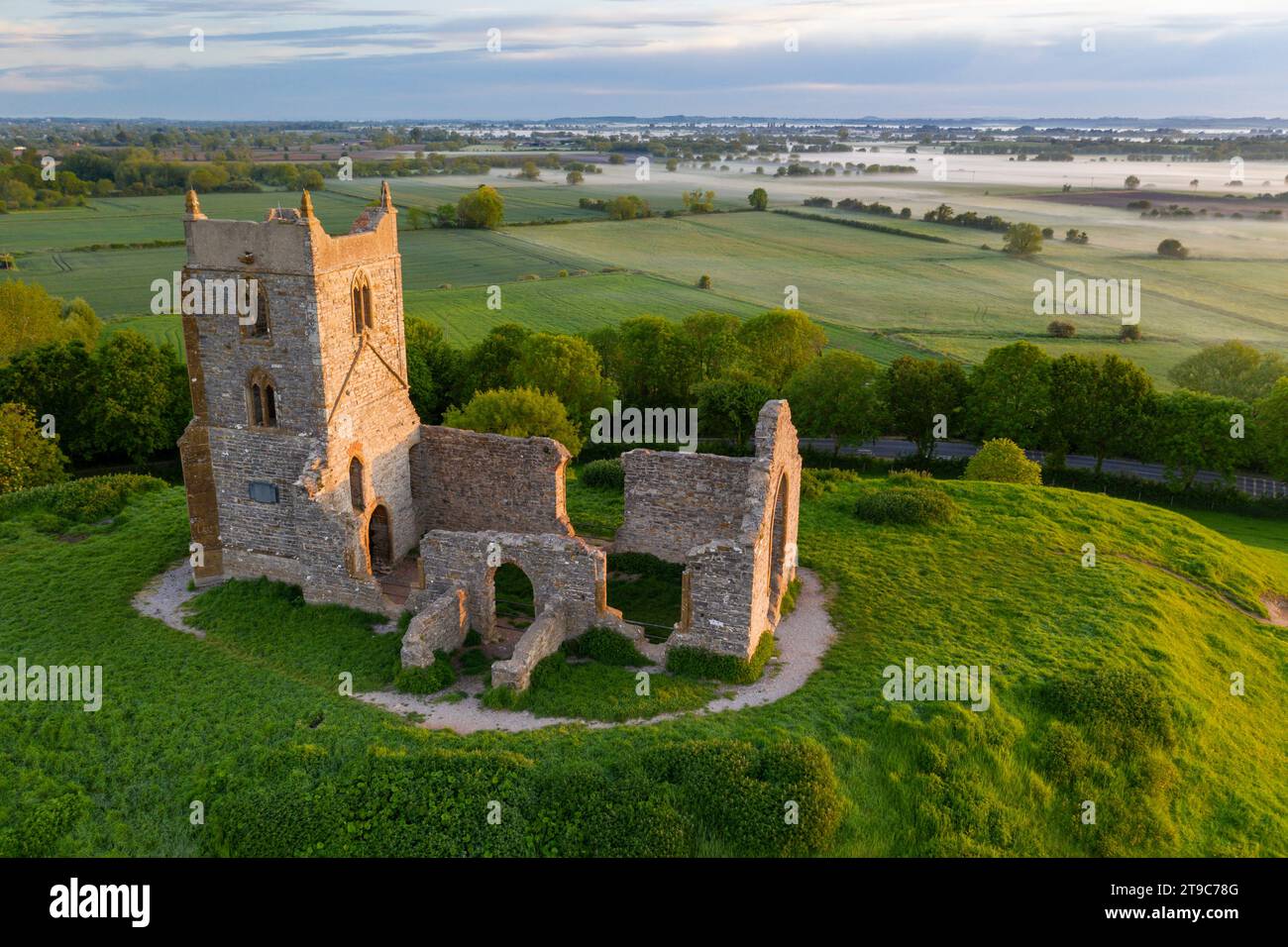 Die Ruinen der St. Michael’s Church in Burrow Mump, Somerset, England. Frühjahr (Mai) 2019. Stockfoto