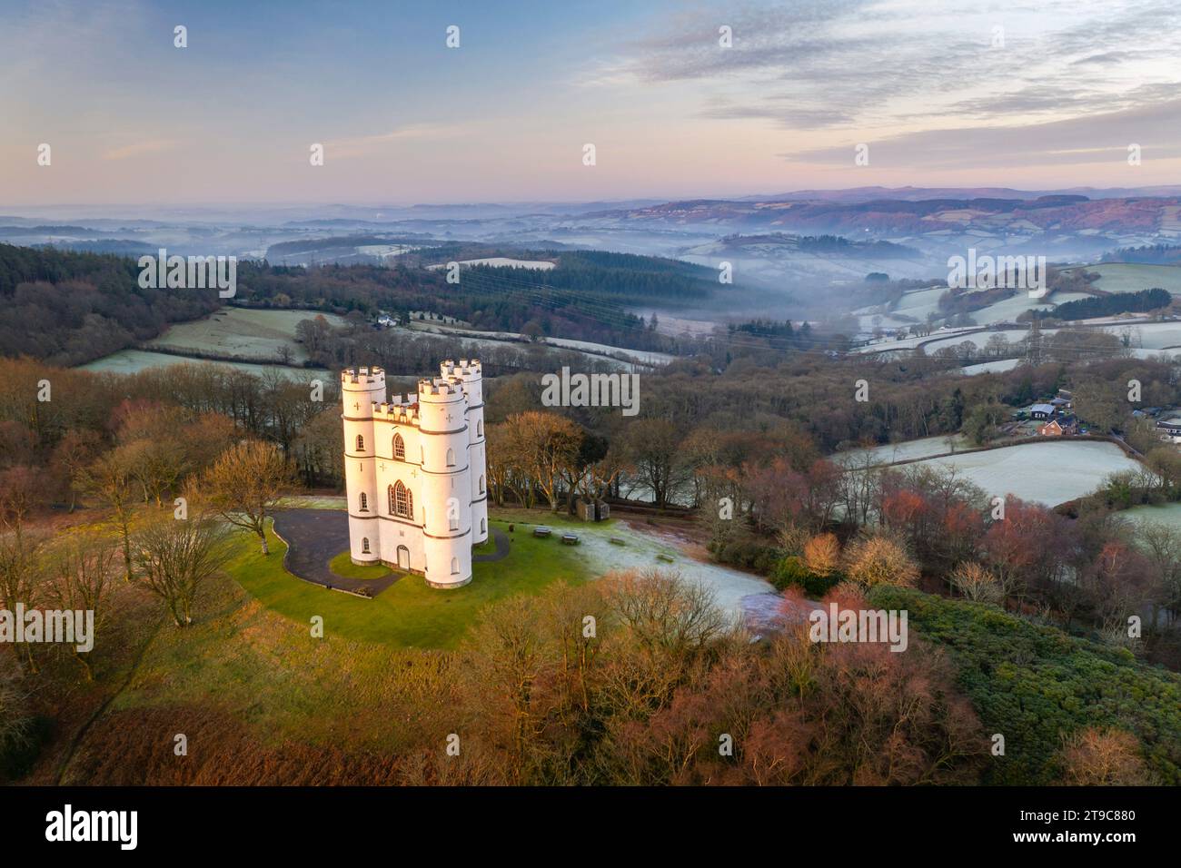 Luftbild am frühen Morgen von Haldon Belvedere (Lawrence Castle), Devon, England. Winter (März) 2021. Stockfoto