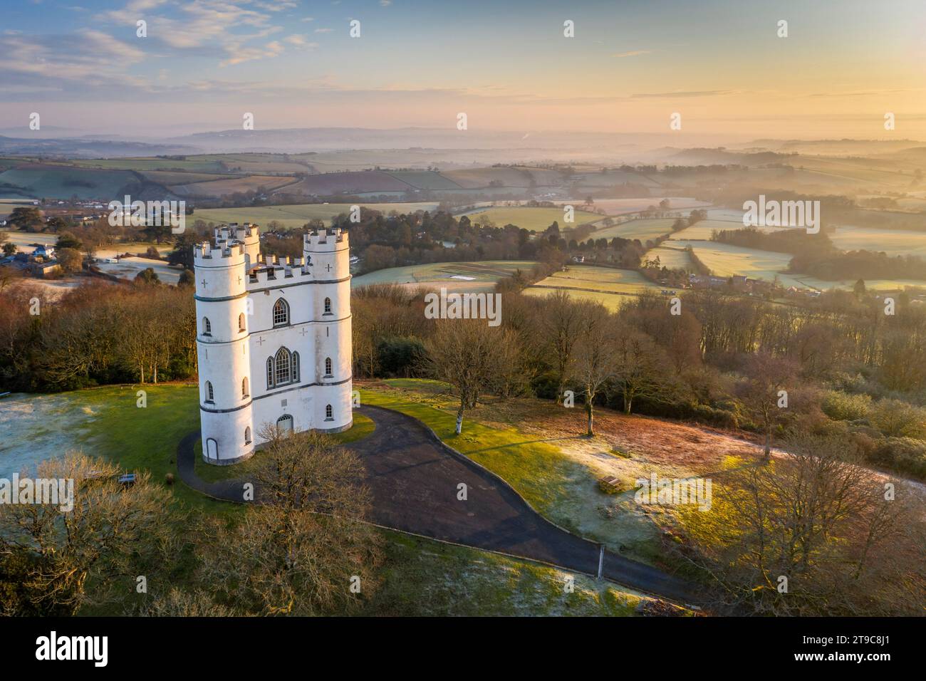 Luftbild am frühen Morgen von Haldon Belvedere (Lawrence Castle), Devon, England. Winter (März) 2021. Stockfoto