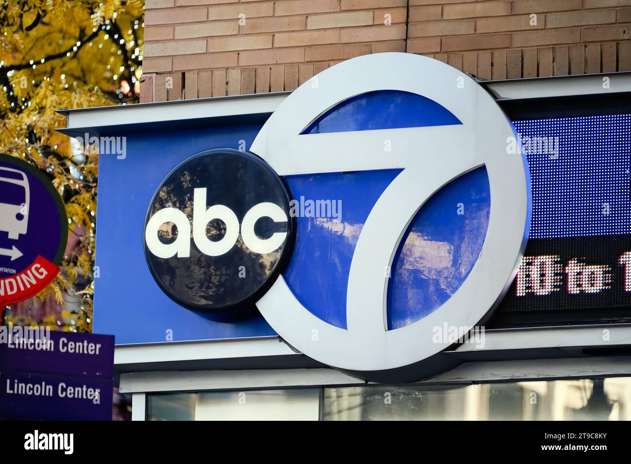 New York, NY - 23. November 2023: ABC7-News-Logo auf dem Bürogebäude der WABC-Firmenzentrale, Lincoln Square. WABC, American Broadcasting Company Stockfoto