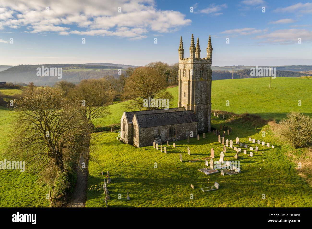 Aus der Vogelperspektive der hübschen All Saints Kirche in Dunterton, Devon, England. Frühjahr (März) 2021. Stockfoto