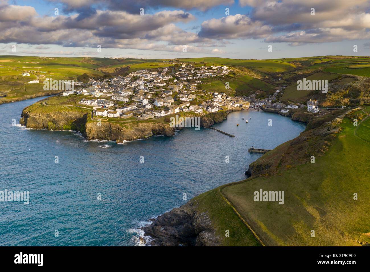 Blick aus der Vogelperspektive auf Port Isaac Hafen und Dorf, North Cornwall, England. Frühjahr (April) 2021. Stockfoto