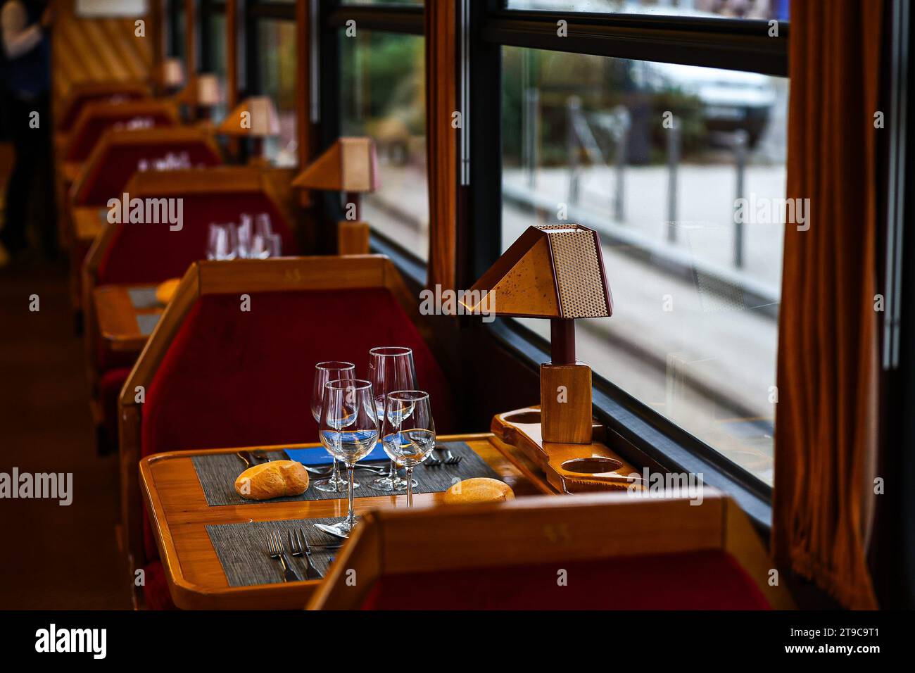 Saint Valery Sur Somme, Frankreich. November 2023. © PHOTOPQR/LE COURRIER PICARD/CRUZ; Saint-Valery-sur-Somme; 24/11/2023; Saint-Valery-sur-Somme - Restaurant mit Jugendstilwagen und Confort dans le Train de la Baie de Somme. Wagon Vide. Foto Manon Cruz - Entdecken Sie die Bucht von Somme mit dem Zug NOC 24, 2023 Credit: MAXPPP/Alamy Live News Stockfoto