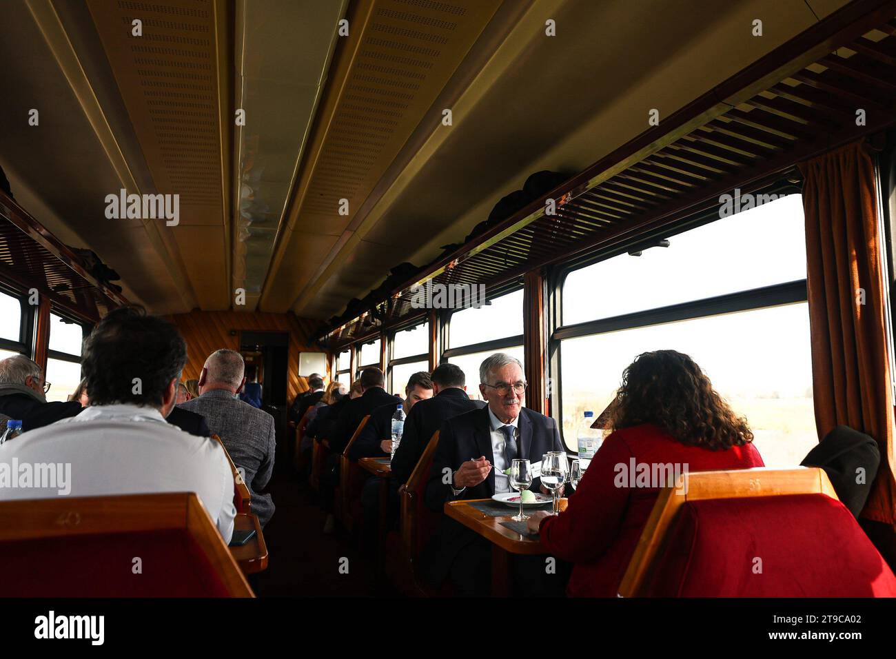 Saint Valery Sur Somme, Frankreich. November 2023. © PHOTOPQR/LE COURRIER PICARD/CRUZ ; Saint-Valery-sur-Somme ; 24/11/2023 ; Saint-Valery-sur-Somme - Nouveau-Wagenrestaurant plus Confort dans le Train de la Baie de Somme . Foto Manon Cruz - Entdecken Sie die Bucht von Somme mit dem Zug NOC 24, 2023 Credit: MAXPPP/Alamy Live News Stockfoto