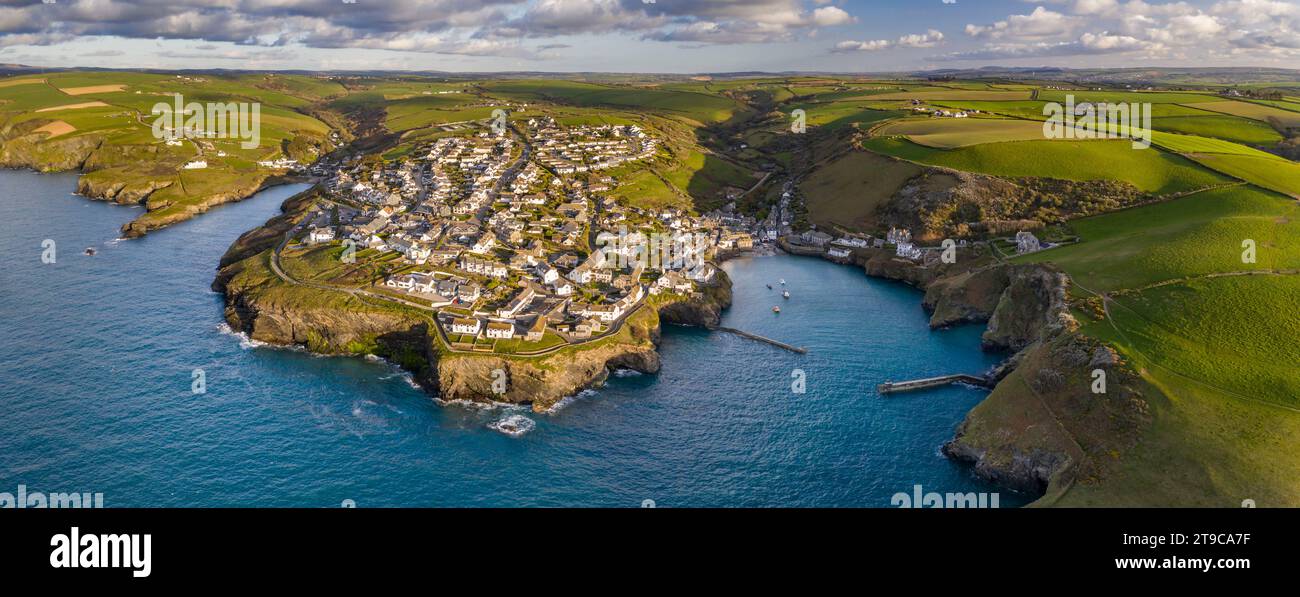 Blick aus der Vogelperspektive auf Port Isaac Hafen und Dorf, North Cornwall, England. Frühjahr (April) 2021. Stockfoto
