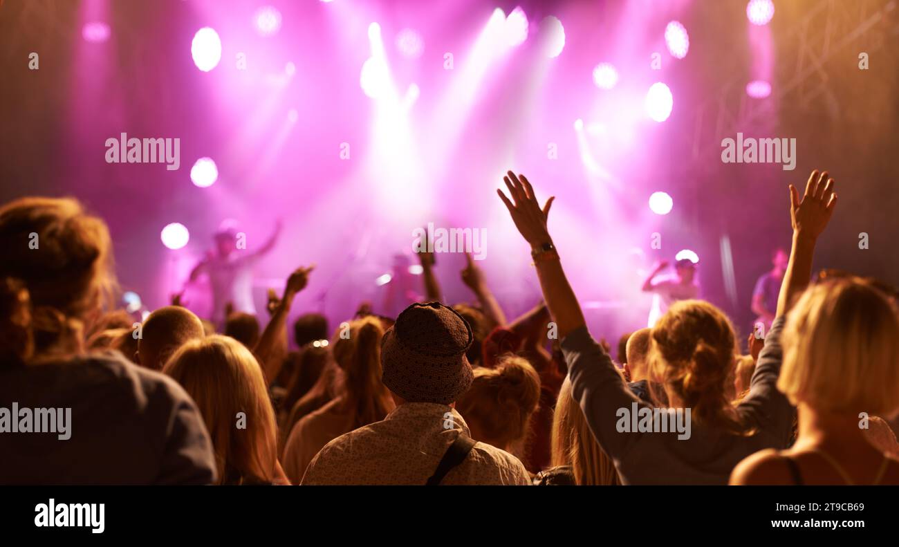 Konzertbesucher, Back- und Musikfestivals hören Rock-, Metal- oder Hip-Hop-Künstler, Rap-Stars oder Live-Bühnenauftritte. Freiheit bei Nachtshows Stockfoto