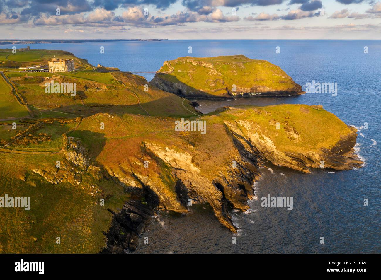 blick aus der vogelperspektive auf Tintagel Castle und die nahe gelegene Küste Cornwalls bei Morning, Cornwall, England. Frühjahr (Mai) 2021. Stockfoto