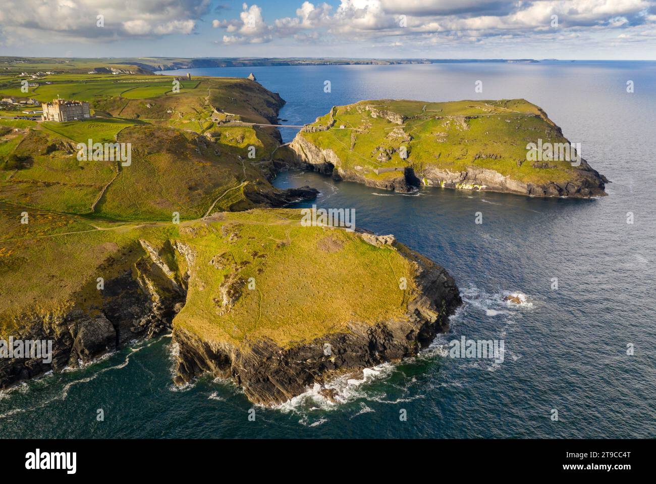 Aus der vogelperspektive auf Tintagel Castle und die nahe gelegene Küste Cornwalls, Cornwall, England. Frühjahr (Mai) 2021. Stockfoto