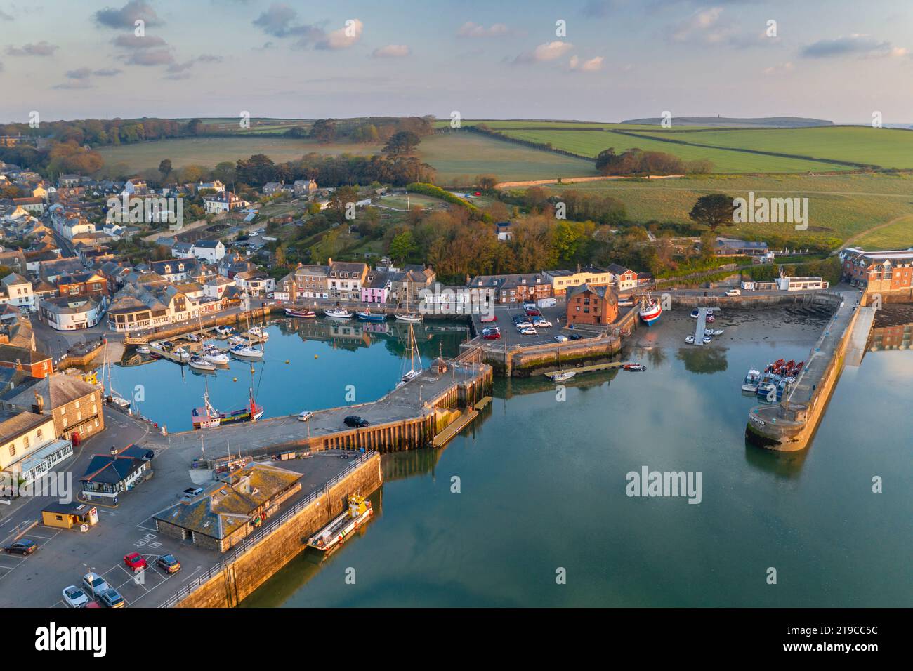 Luftaufnahme des Hafens von Padstow bei Sonnenaufgang, Padstow, Cornwall, England. Frühjahr (Mai) 2021. Stockfoto