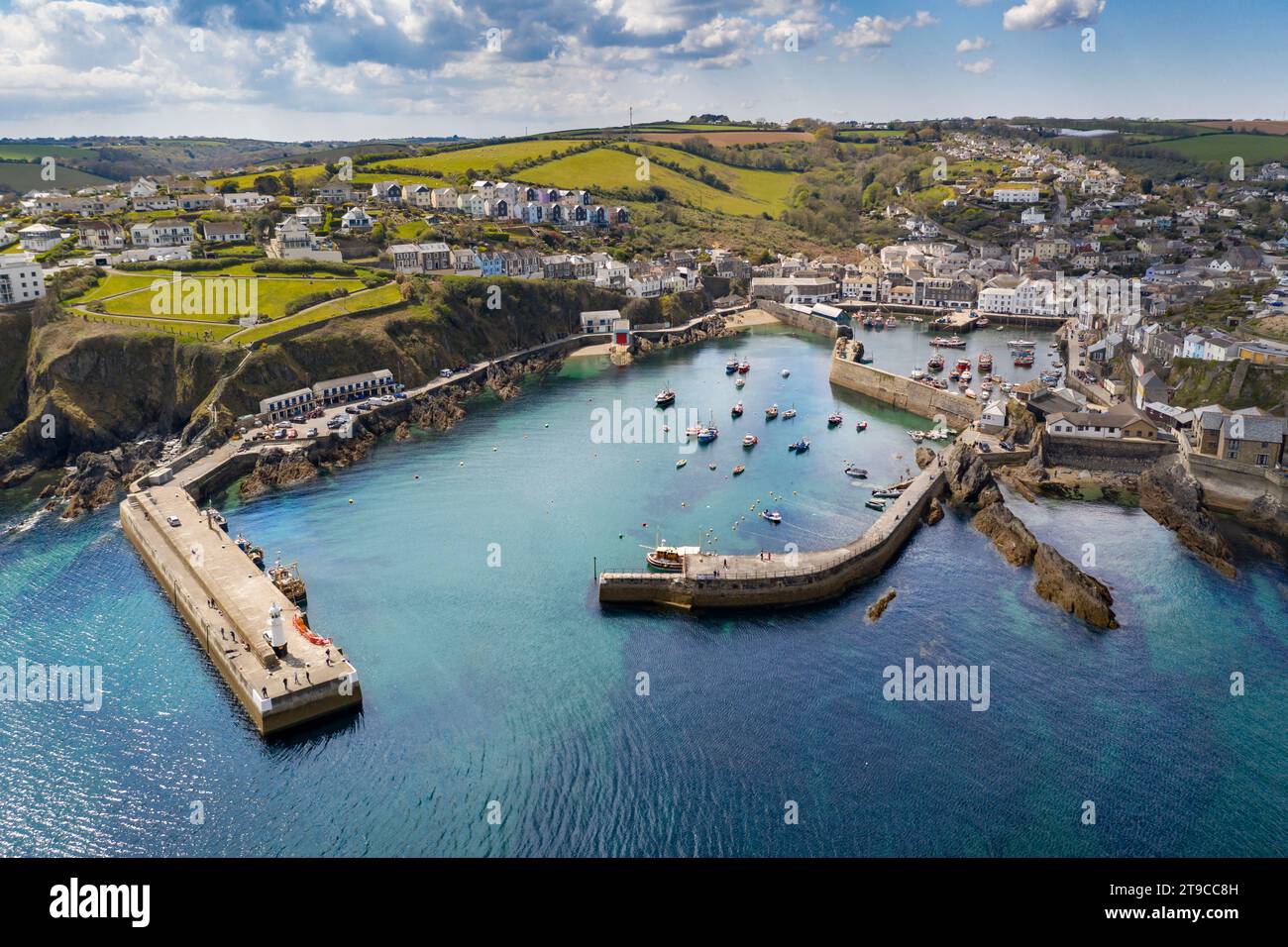 Luftaufnahme des Hafens von Mevagissey an einem sonnigen Frühlingstag, Mevagissey, Cornwall, England. Frühjahr (Mai) 2021. Stockfoto