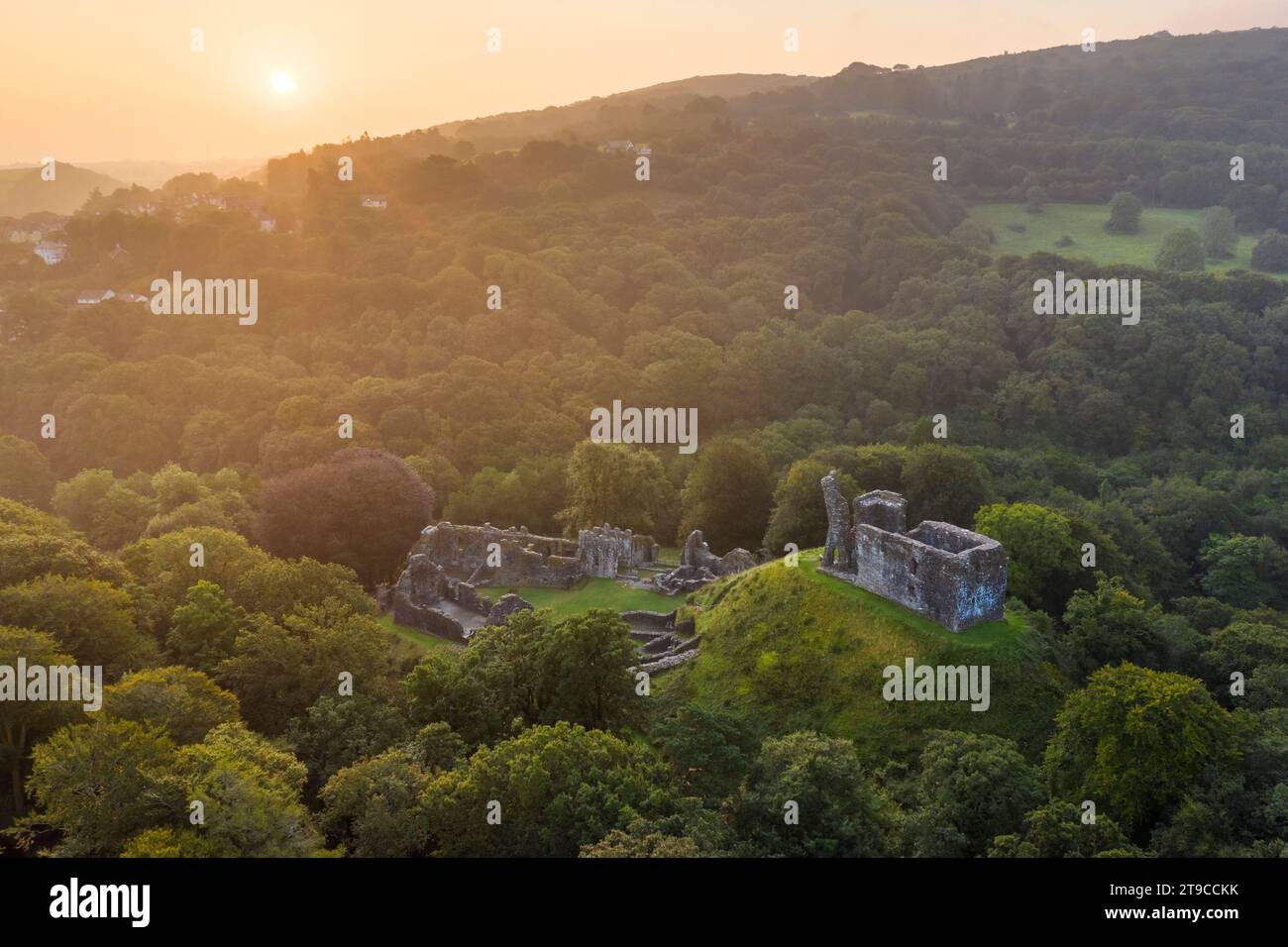 Luftaufnahme der Ruinen von Okehampton Castle bei Sonnenaufgang, Okehampton, Devon, England. Herbst (September) 2021. Stockfoto