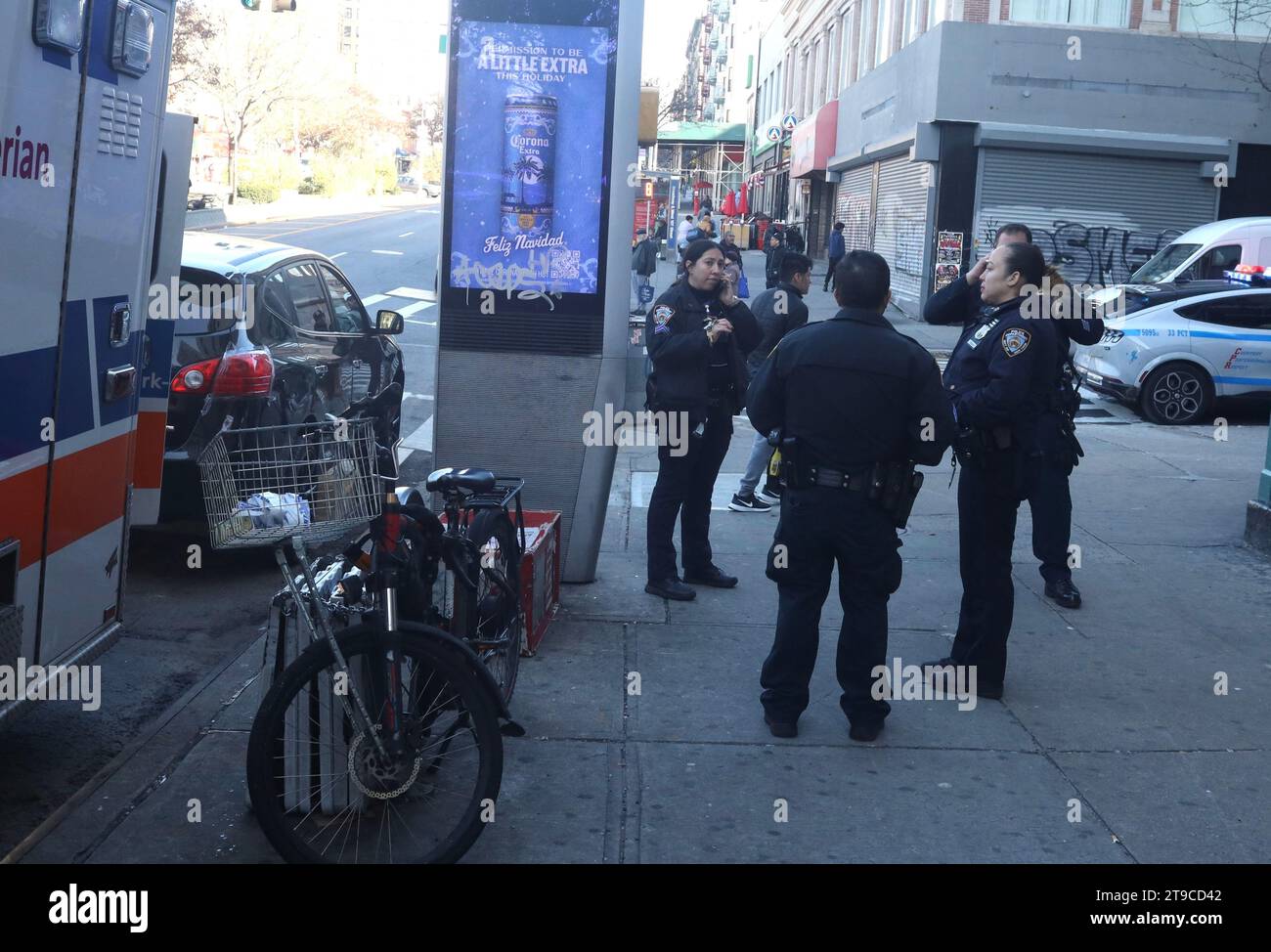 24. November 2023, New York, Hirsch: NEW YORK (USA), 11/24/2023 - UNFALL/UNFALL/UNFALL/AUTO/U-BAHN - Ein männlicher Fahrer stürzte heute Morgen einen schwarzen Nissan Rogue AWD-Wagen in den Eingang der U-Bahn-Station 157 Broadway in Washington Heights, New York. Einige Polizisten kamen sofort am Tatort an, schleppten das Auto auf die Straße und der Verdächtige wurde in einen Krankenwagen gebracht, behandelt und zur Befragung und Ermittlung auf eine nahe gelegene Polizeiwache gebracht. Keine anderen Menschen wurden verletzt. Der Grund für den Unfall wird noch untersucht. (Foto: Niyi Fote/Thenews2/Zumapress) (Foto: © Niyi Stockfoto