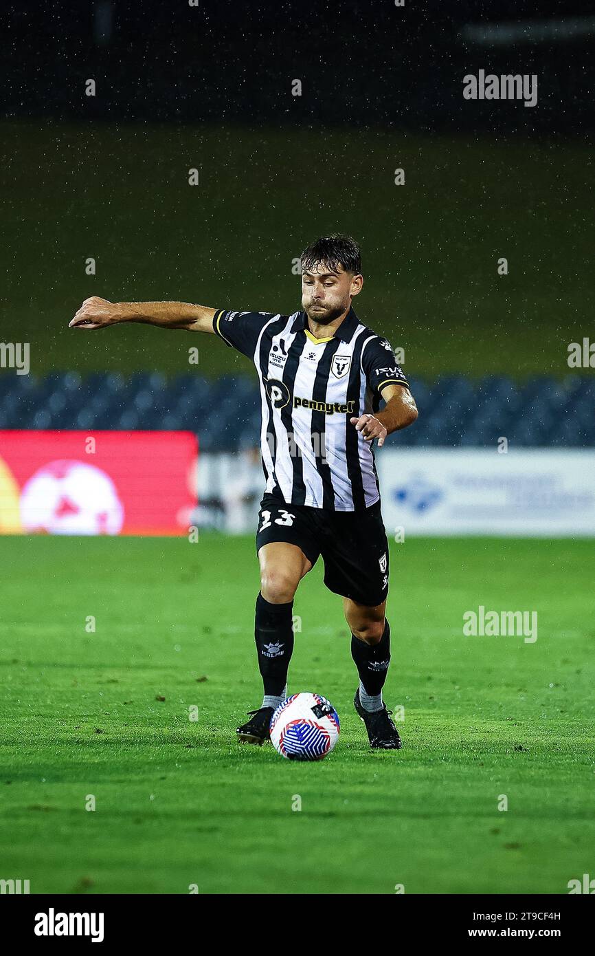 November 2023; Campbelltown Stadium, Sydney, NSW, Australien: A-League Football, MacArthur FC gegen Melbourne Victory; Ivan Vujica vom Macarthur FC gibt den Ball nach vorne Stockfoto