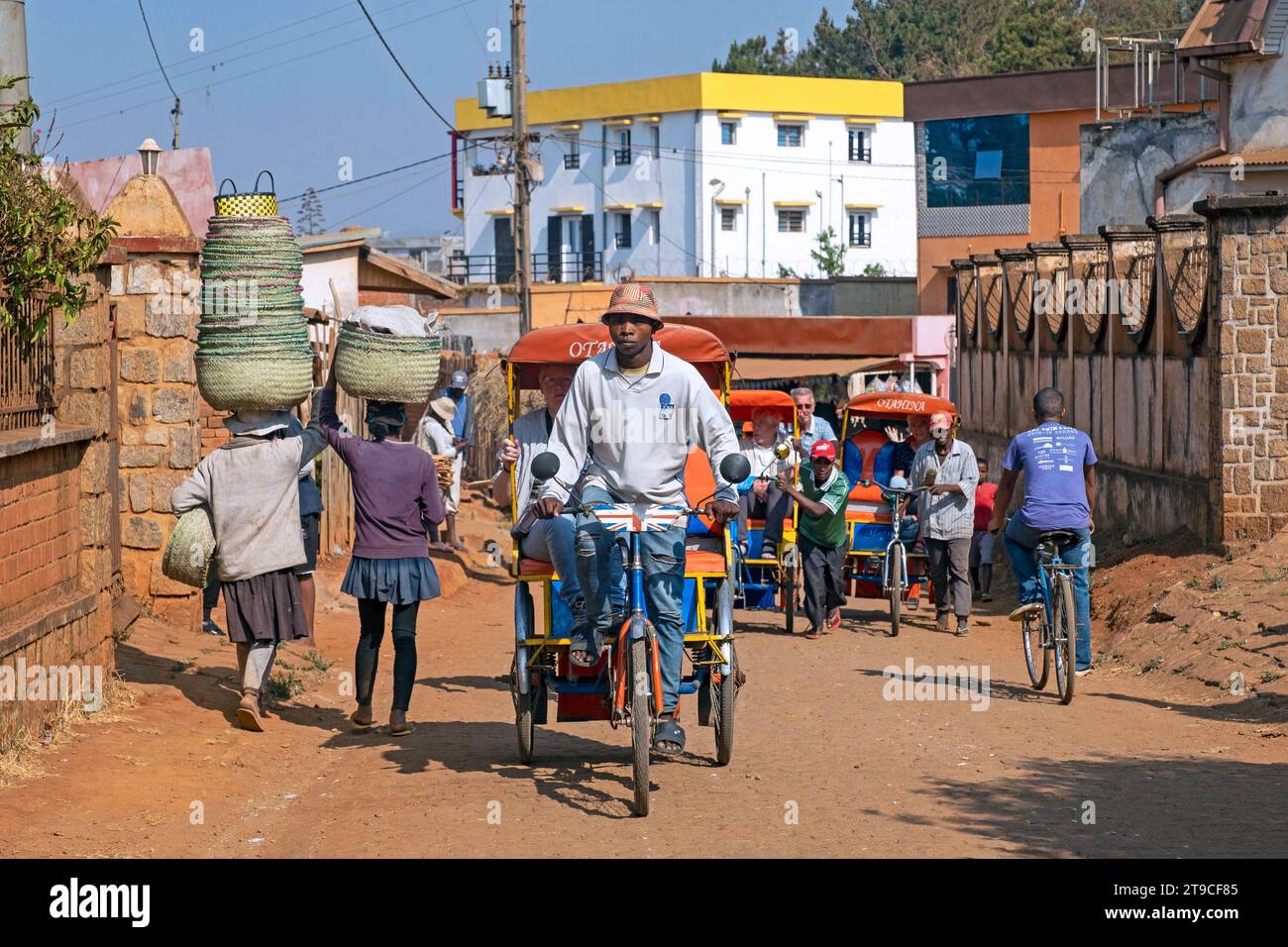 Städtische öffentliche Verkehrsmittel mit Radrikschas / Cyclo-Pousse in der Stadt Antsirabe, Vakinankaratra Region, Central Highlands, Madagaskar, Afrika Stockfoto