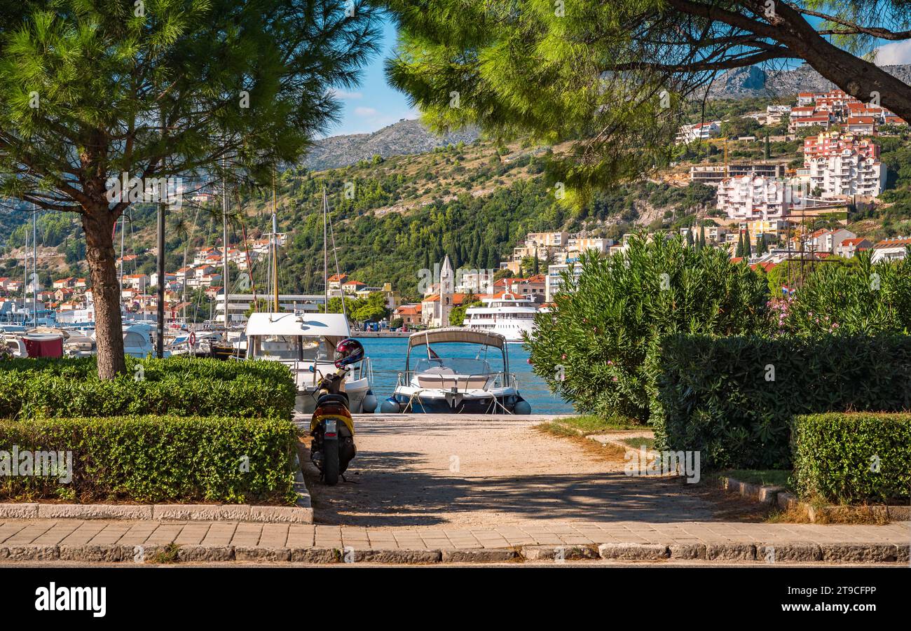 Dubrovnik, KROATIEN - 6. SEPTEMBER 2023: Blick auf Port Gruz mit Booten in der Nähe der Franjo-Tudman-Brücke im kroatischen Dubrovnik Stockfoto