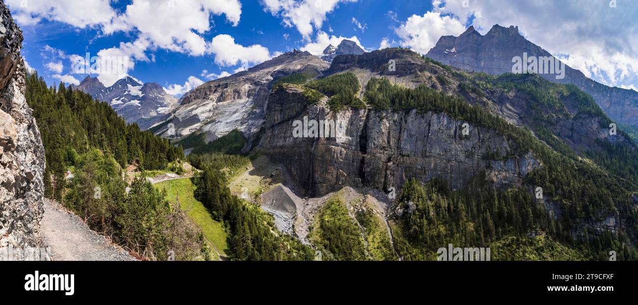 Idyllische schweizer Landschaft mit schneebedeckten Berggipfeln in der Nähe des Dorfes Kandersteg. Wanderweg zum Oeschinensee. Die Natur der Schweiz Stockfoto