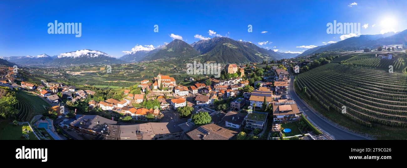 Tourismus Norditaliens. Traditionelles malerisches Bergdorf Schenna (Schenna) in der Nähe der Meraner Stadt im Trentino - Südtirol. Blick auf das Mittelalter Stockfoto