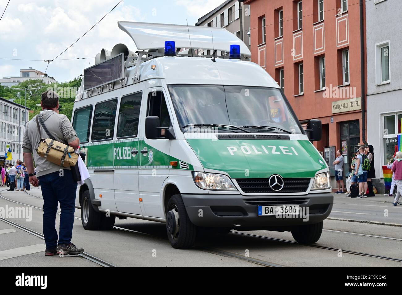 Polizeiauto bei CSD Pride in München. Die CSD-Parade ist eine politische Demonstration und farbenfrohe Parade, die jedes Jahr in München stattfindet. Sie befürwortet Stockfoto