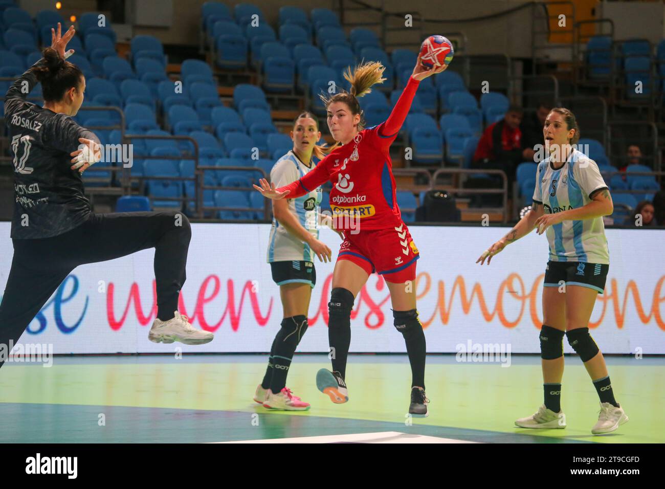 Santander, Spanien, 24. November 2023: Die serbische Spielerin Natasa Lovric (29) schießt am 1. Spieltag des spanischen Frauen-Turniers 2023 zwischen Argentinien und Serbien am 24. November 2023 im Palacio de Deportes de Santander in Santander, Spanien. Quelle: Alberto Brevers / Alamy Live News. Stockfoto