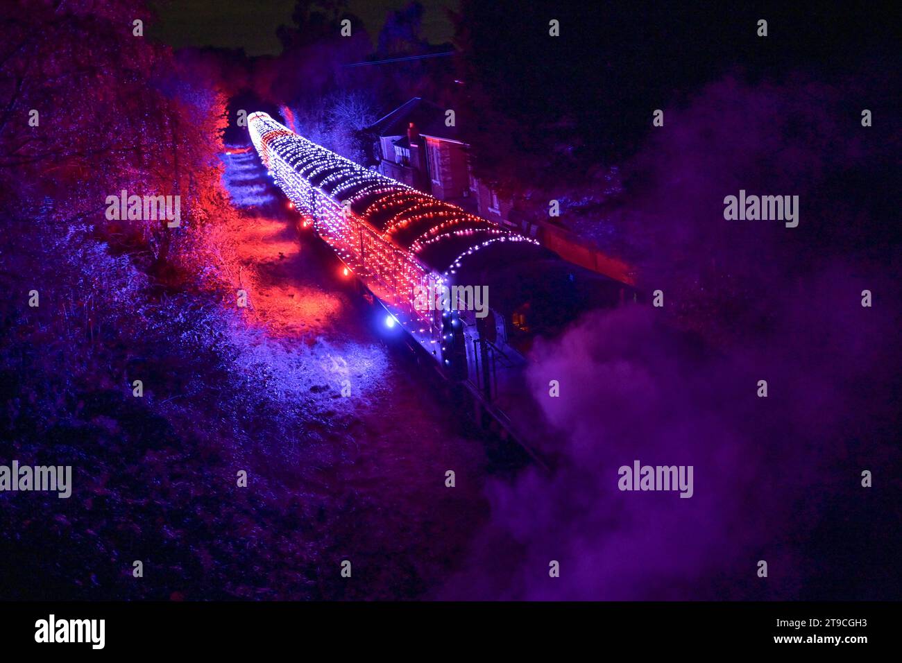 Ongar Essex, Großbritannien. November 2023. Die Epping Ongar Heritage Railway bringt ihren Winter Light Fantastic Zug in die Welt. Der Zug bringt die Passagiere zwischen dem Bahnhof Ongar in Richtung Epping mit einer spektakulären Lichtshow, die die Landschaft mit Hunderten von bunten Lichtern und beleuchteten Streckenabschnitten beleuchtet. Quelle: MARTIN DALTON/Alamy Live News Stockfoto