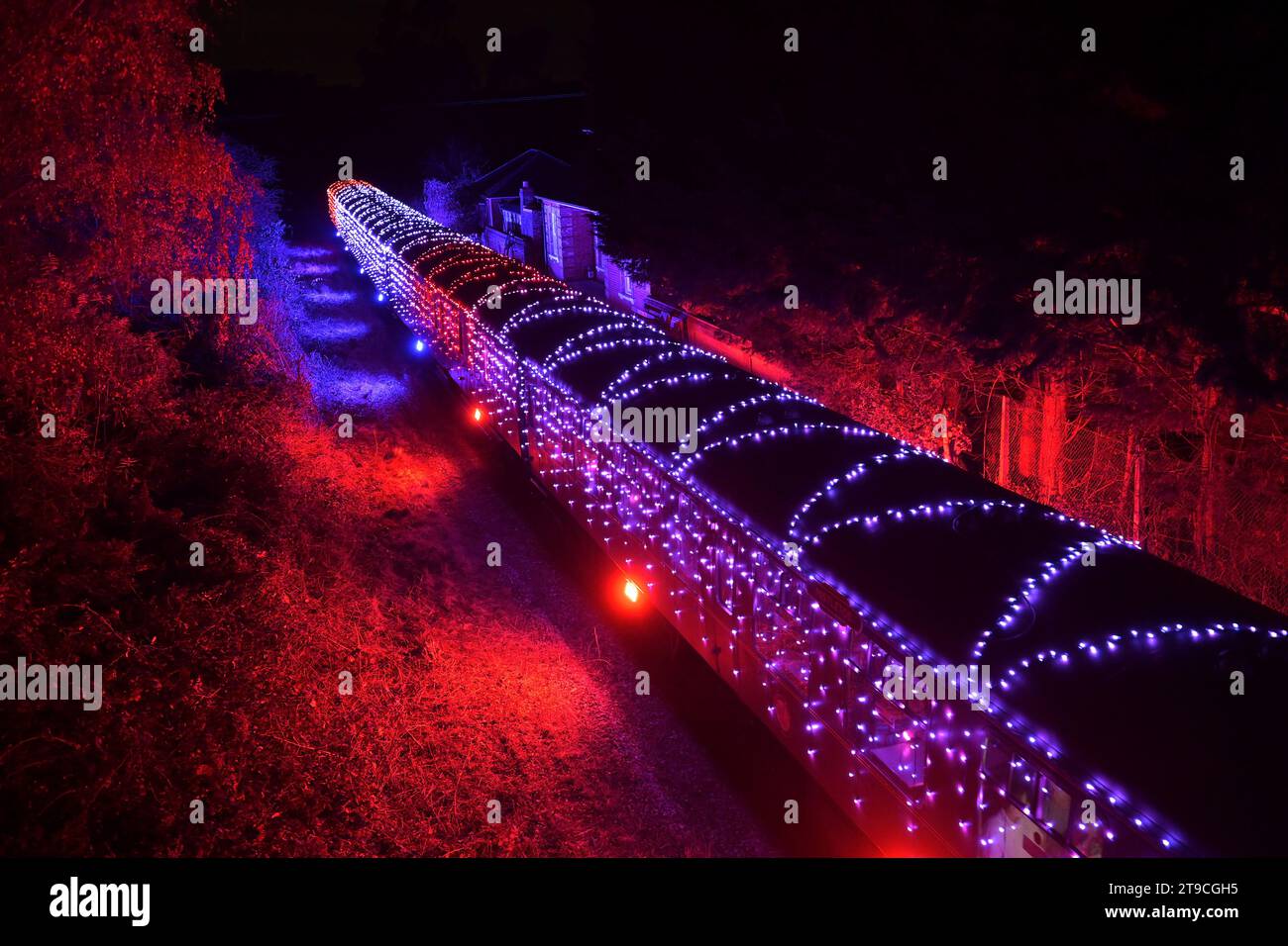 Ongar Essex, Großbritannien. November 2023. Die Epping Ongar Heritage Railway bringt ihren Winter Light Fantastic Zug in die Welt. Der Zug bringt die Passagiere zwischen dem Bahnhof Ongar in Richtung Epping mit einer spektakulären Lichtshow, die die Landschaft mit Hunderten von bunten Lichtern und beleuchteten Streckenabschnitten beleuchtet. Quelle: MARTIN DALTON/Alamy Live News Stockfoto