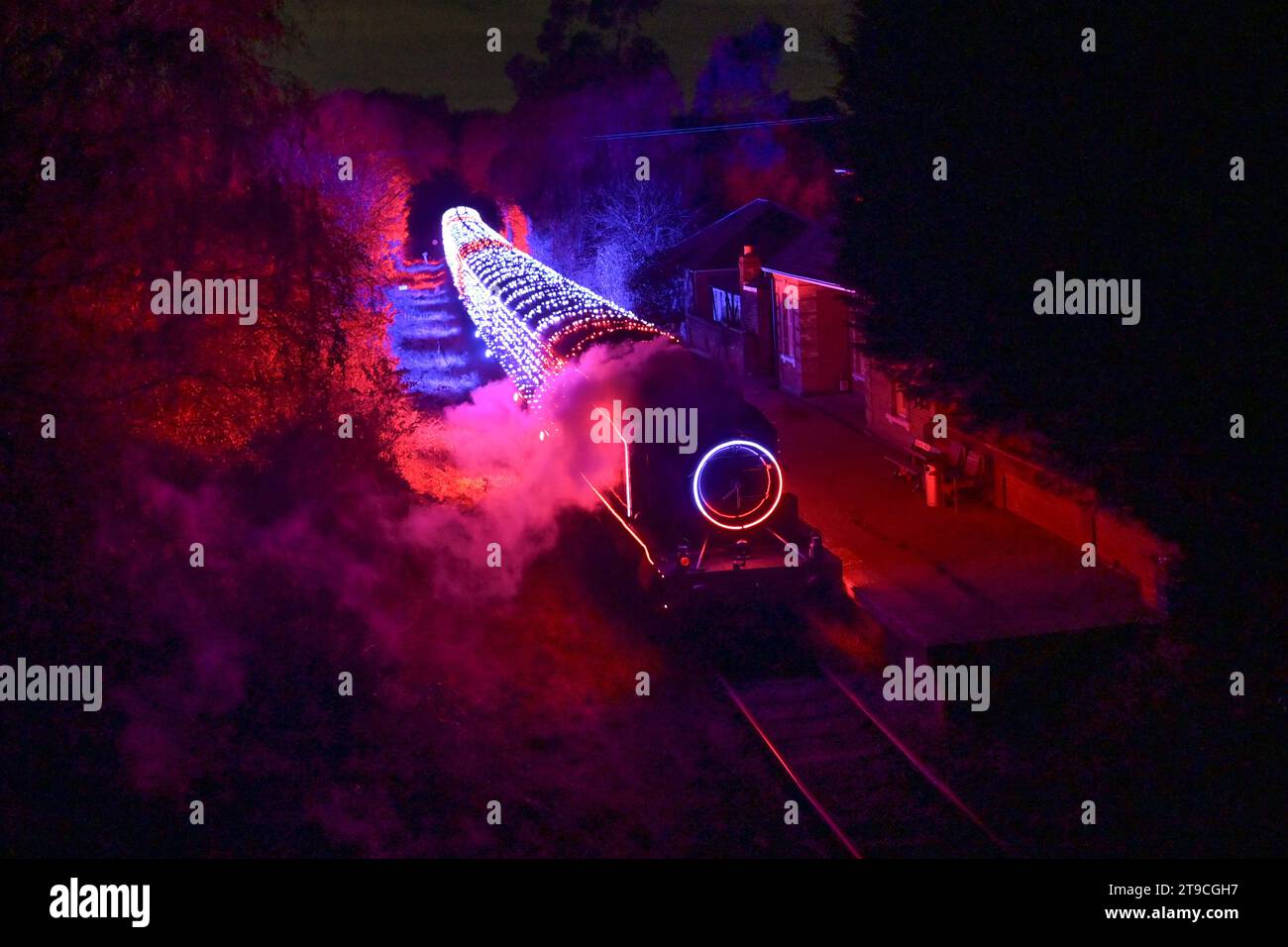 Ongar Essex, Großbritannien. November 2023. Die Epping Ongar Heritage Railway bringt ihren Winter Light Fantastic Zug in die Welt. Der Zug bringt die Passagiere zwischen dem Bahnhof Ongar in Richtung Epping mit einer spektakulären Lichtshow, die die Landschaft mit Hunderten von bunten Lichtern und beleuchteten Streckenabschnitten beleuchtet. Quelle: MARTIN DALTON/Alamy Live News Stockfoto