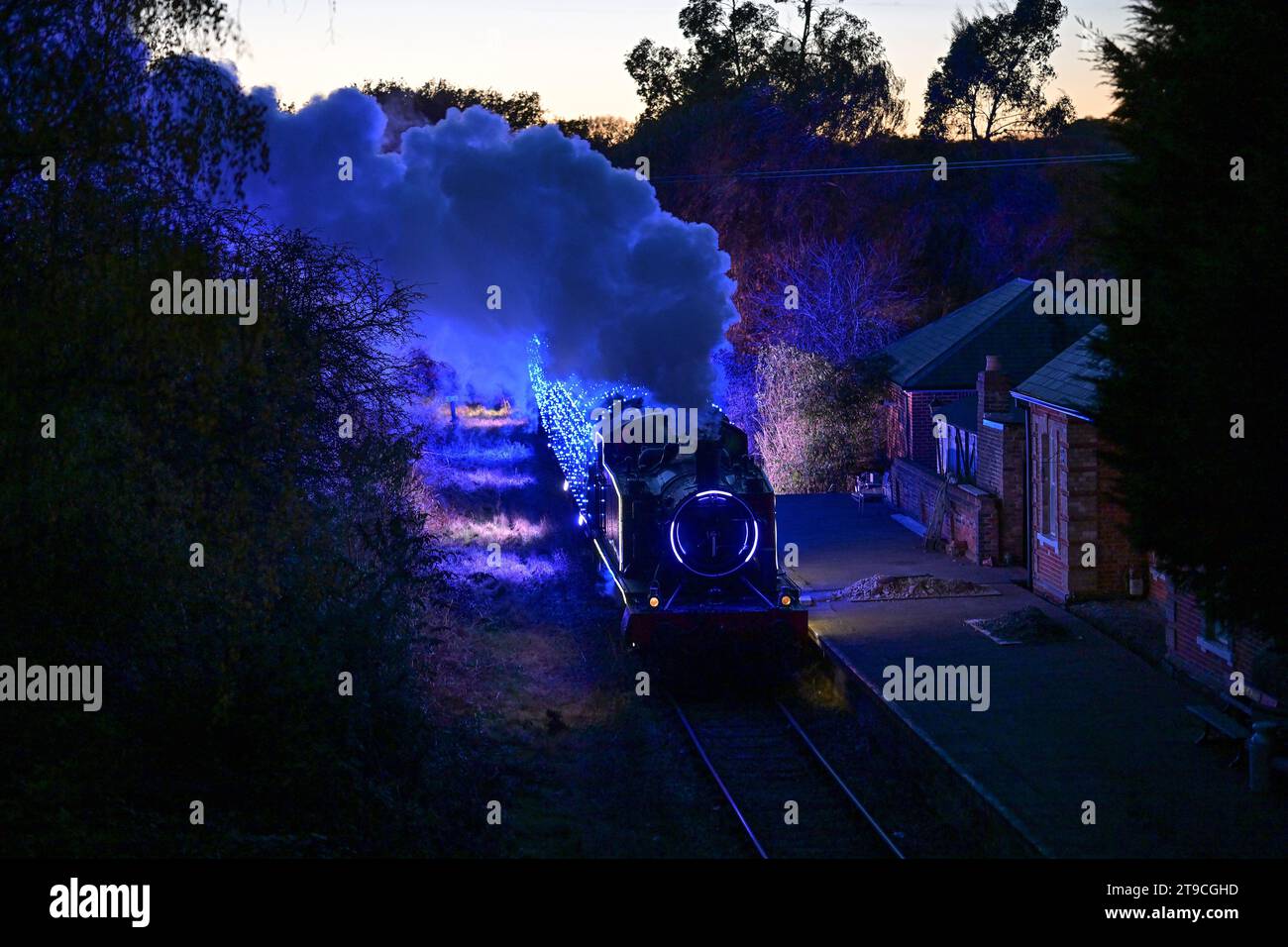 Ongar Essex, Großbritannien. November 2023. Die Epping Ongar Heritage Railway bringt ihren Winter Light Fantastic Zug in die Welt. Der Zug bringt die Passagiere zwischen dem Bahnhof Ongar in Richtung Epping mit einer spektakulären Lichtshow, die die Landschaft mit Hunderten von bunten Lichtern und beleuchteten Streckenabschnitten beleuchtet. Quelle: MARTIN DALTON/Alamy Live News Stockfoto