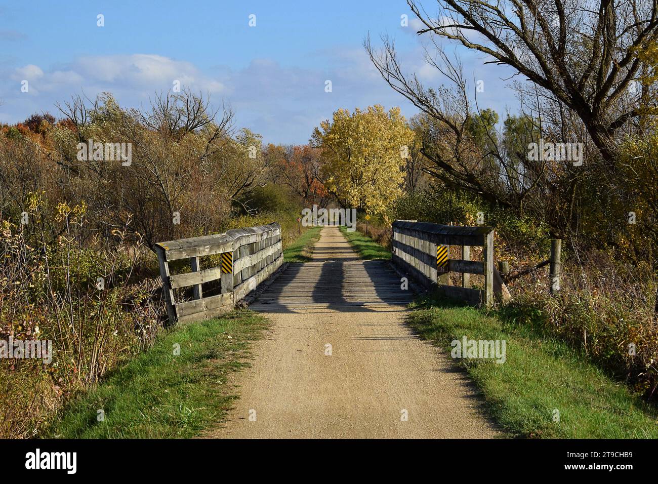 Eine Holzbrücke entlang eines Wanderweges im Südwesten von Wisconsin Stockfoto