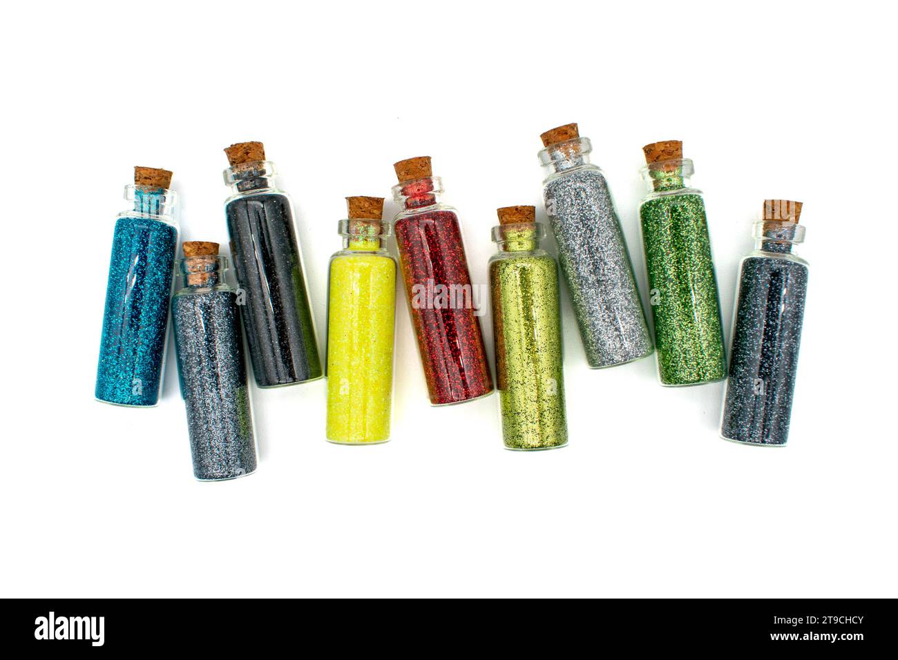 Sortiment an Glasfläschchen mit Glitzer gefüllt für Heimwerkerprojekte oder Kinderschul Kunst- und Bastelzeichnungen Stockfoto