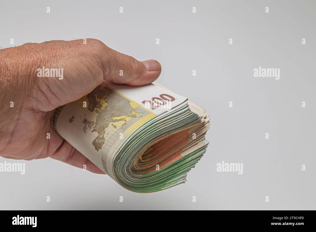 Hand mit einem Stapel Euro-Banknoten auf weißem Hintergrund Stockfoto