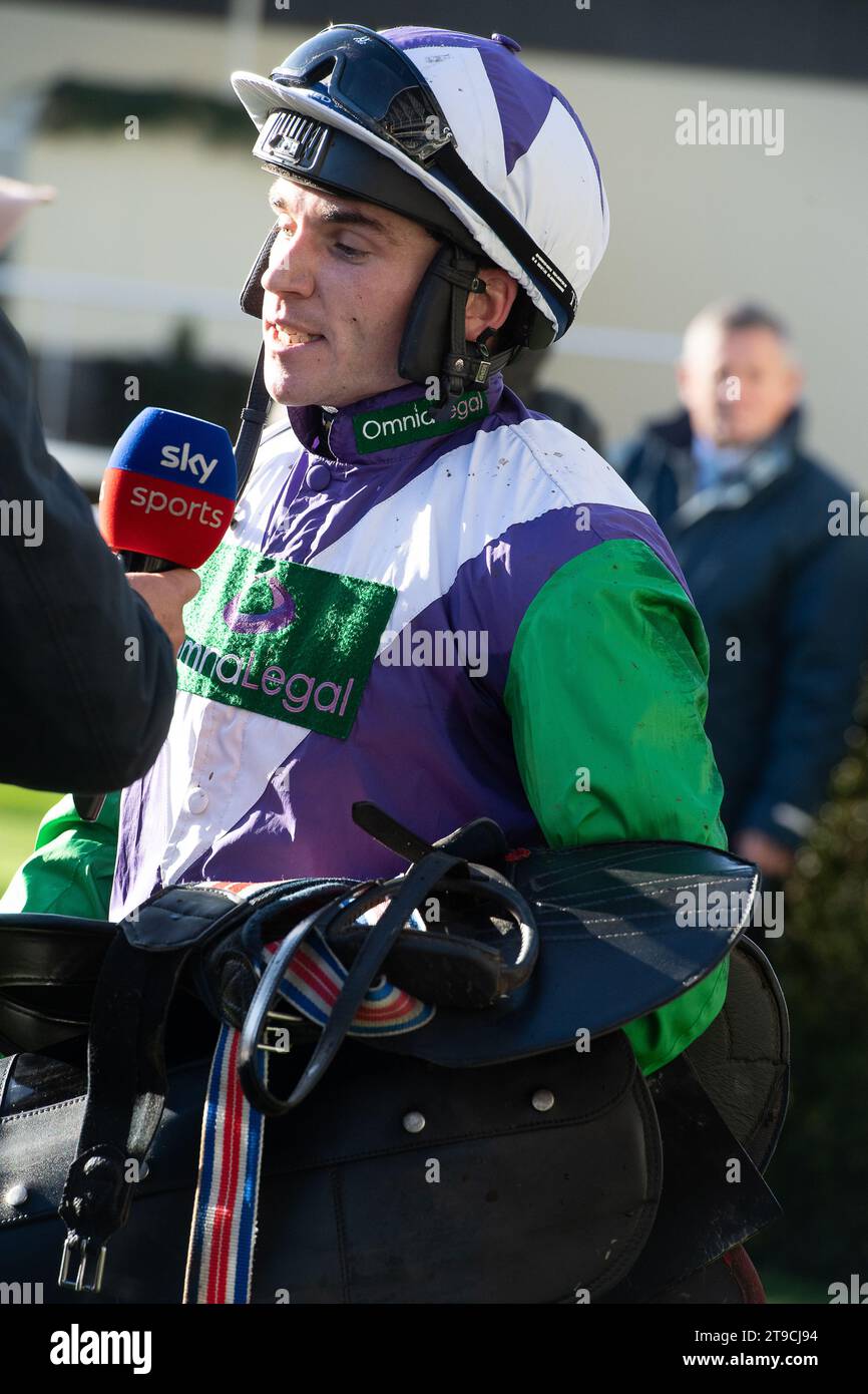 Ascot, Großbritannien. November 2023. Jockey Jonathan Burke fuhr mit dem Pferd gegen die Fledermaus (Platz 3) und gewann das Ascot Partners National Hunt Maiden Hürdenrennen auf der Ascot Racecourse beim November Racing Friday Meeting. Besitzer Twelfth Man Partnership 6, Trainer Harry Fry, Corscombe. Züchter Kevin McCarthy. Sponsor Omnialegal Ltd, Grosvenor Sport. Quelle: Maureen McLean/Alamy Live News Stockfoto