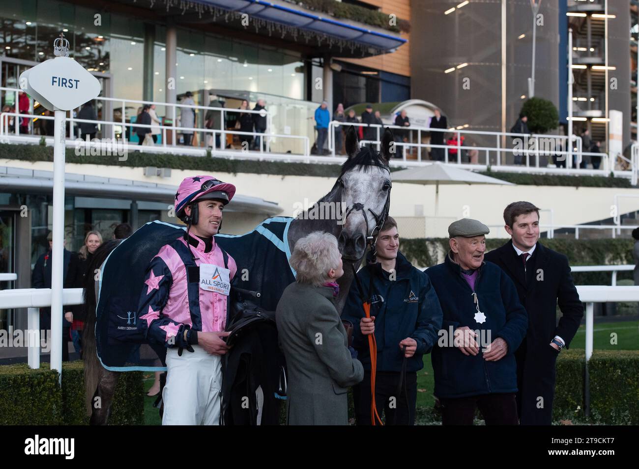 Ascot, Großbritannien. November 2023. Horse Scamallach Liath, geritten von Jockey Paul O'Brien, gewinnt das nicht vergessene Novices' Handicap Hürdenrennen auf der Ascot Racecourse beim November Racing Friday Meeting. Eigentümer Mr. & Mrs. Norman. Trainer Harry. Derham, Newbury. Züchter M Hurley. Sponsor Von All Sport Insurance Services Ltd Quelle: Maureen McLean/Alamy Live News Stockfoto