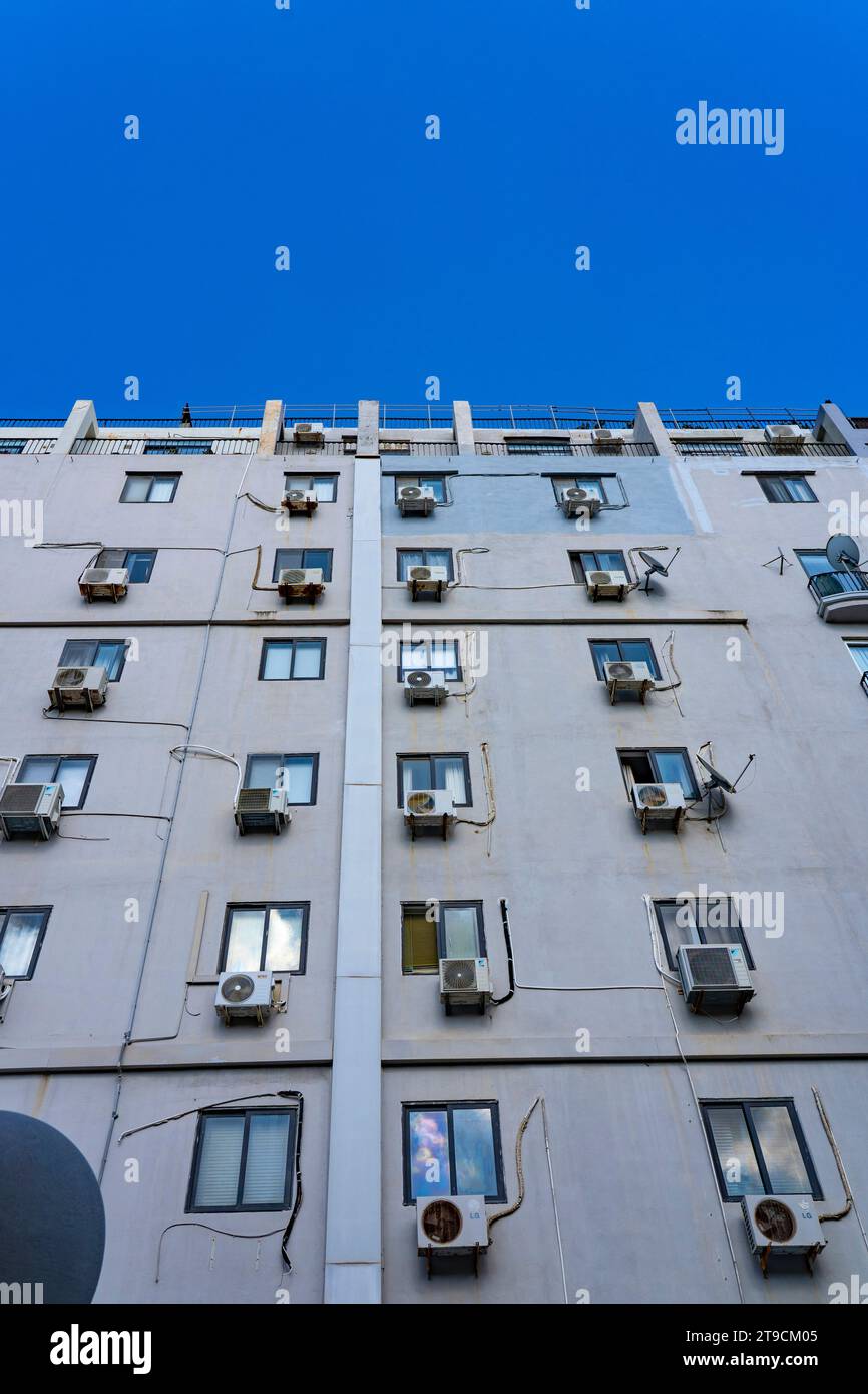 Klimaanlagen im Wohngebäude in Spinola Bay, Saint Julians, Malta Stockfoto