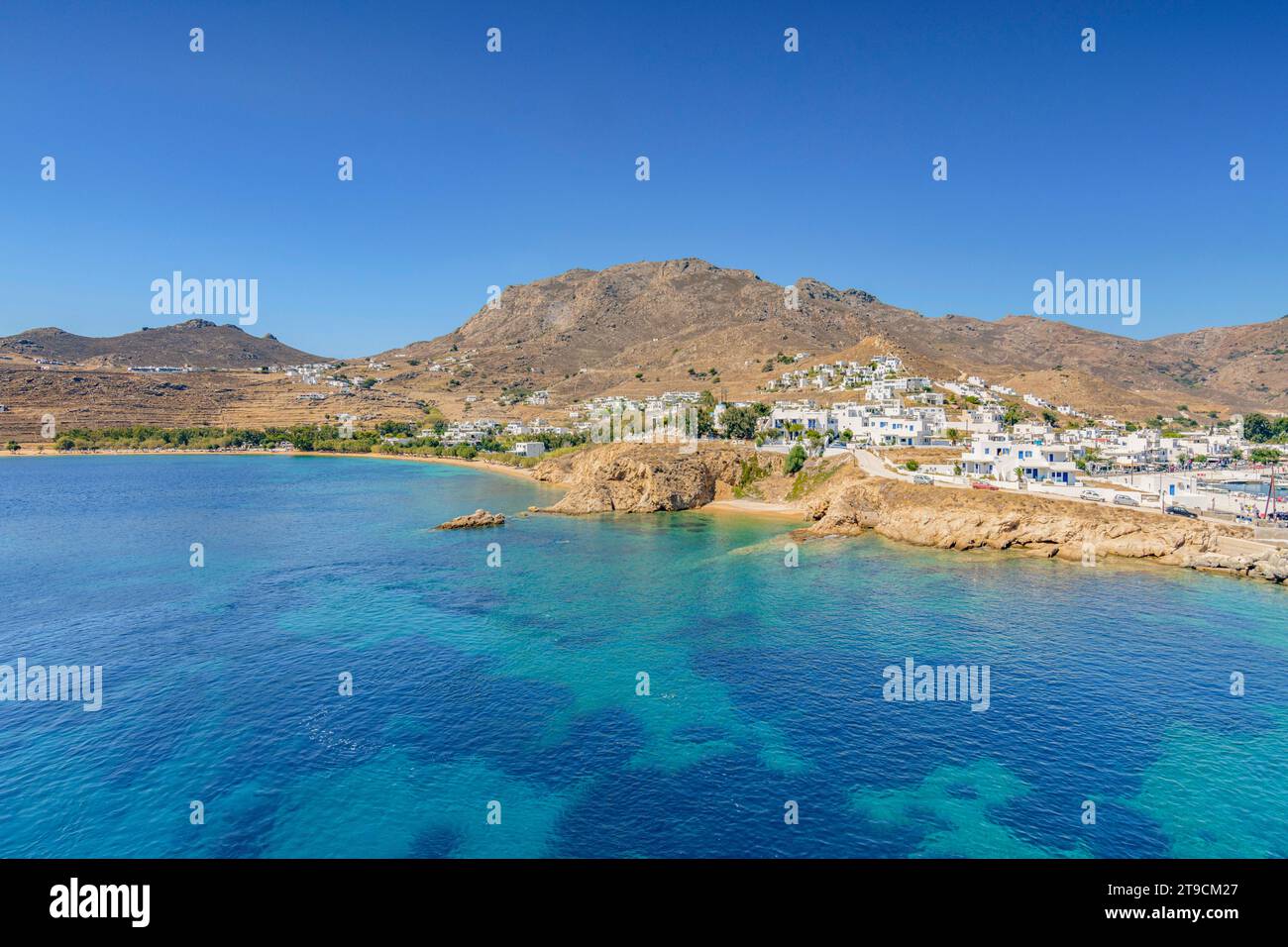 Panoramablick auf das Dorf Livadi und den Strand Livadakia, Serifos Stockfoto