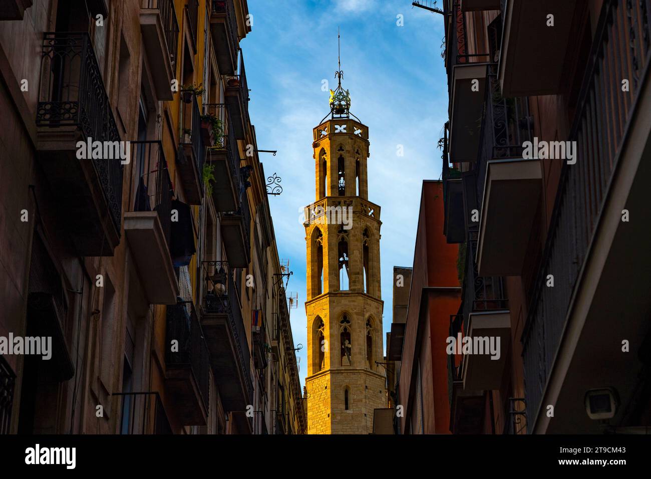 Sant Maria del Mar, eine katalanische gotische Kirche, die zwischen 1329 und 1483 im Stadtteil Ribera von Barcelona erbaut wurde. Stockfoto
