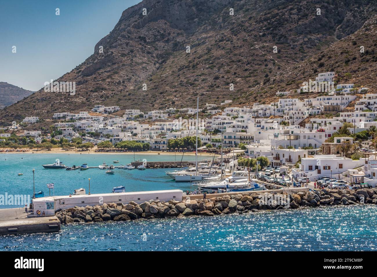 Blick auf den Hafen und das Dorf Kamares, Sifnos Stockfoto