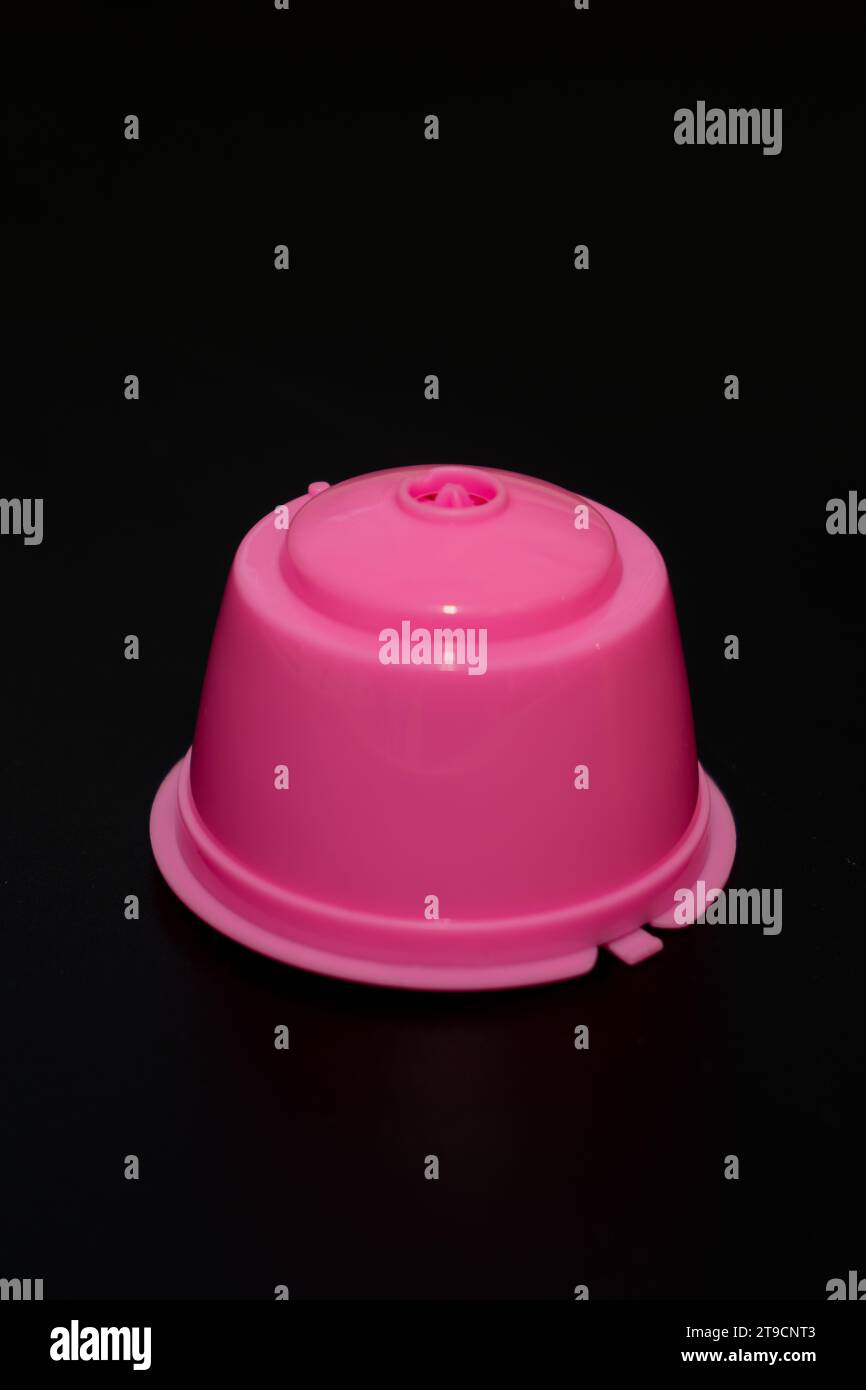 Wiederverwendbare pinkfarbene Kaffeekapsel, nachhaltig und stilvoll. Umweltfreundliche Alternative für Ihr tägliches Brauen. Heben Sie Ihr Kaffeespiel mit Flair auf. Stockfoto