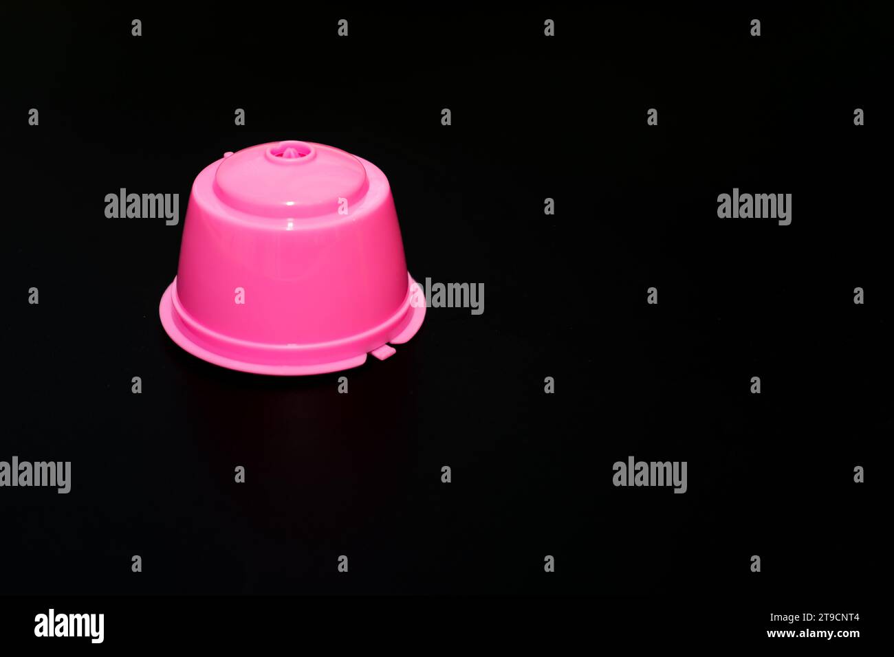 Wiederverwendbare pinkfarbene Kaffeekapsel, nachhaltig und stilvoll. Umweltfreundliche Alternative für Ihr tägliches Brauen. Heben Sie Ihr Kaffeespiel mit Flair auf. Stockfoto