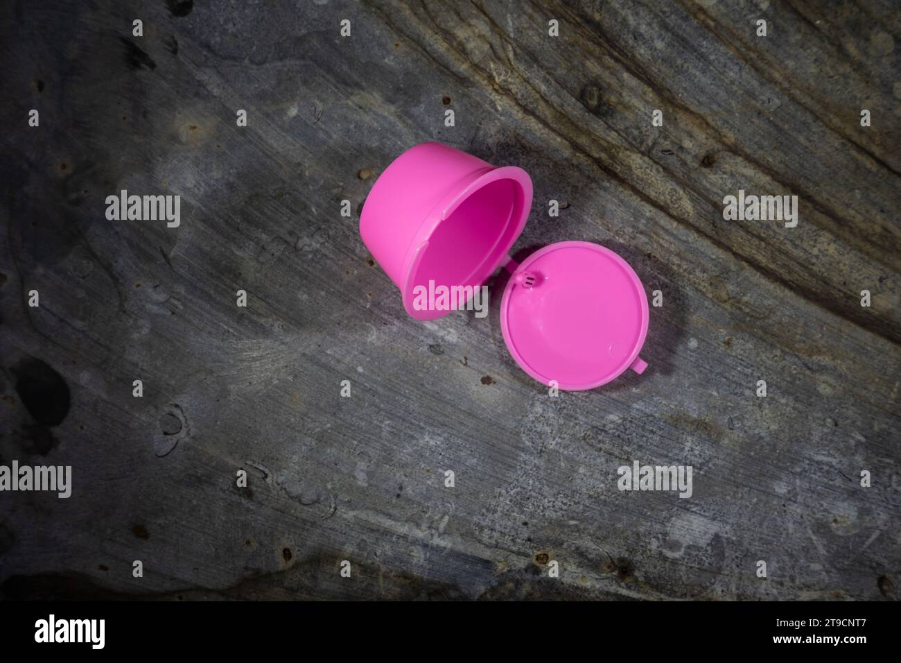 Wiederverwendbare pinkfarbene Kaffeekapsel, nachhaltig und stilvoll. Umweltfreundliche Alternative für Ihr tägliches Brauen. Heben Sie Ihr Kaffeespiel mit Flair auf. Stockfoto