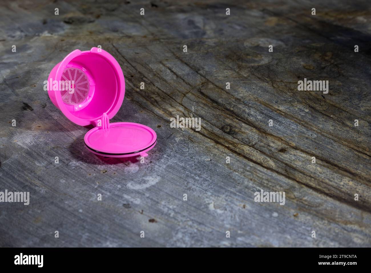 Wiederverwendbare pinkfarbene Kaffeekapsel, nachhaltig und stilvoll. Umweltfreundliche Alternative für Ihr tägliches Brauen. Heben Sie Ihr Kaffeespiel mit Flair auf. Stockfoto