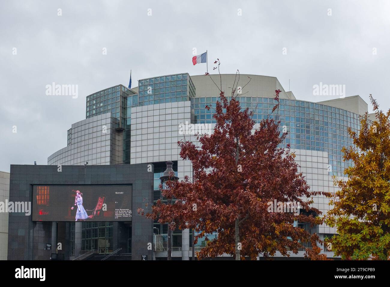 Paris, Frankreich, 2023. The Nussknacker, ein Ballett von Pjotr Tschaikowski, Choreographie von Rudolf Nurejew, angekündigt auf dem Bildschirm der Opéra Bastille Stockfoto