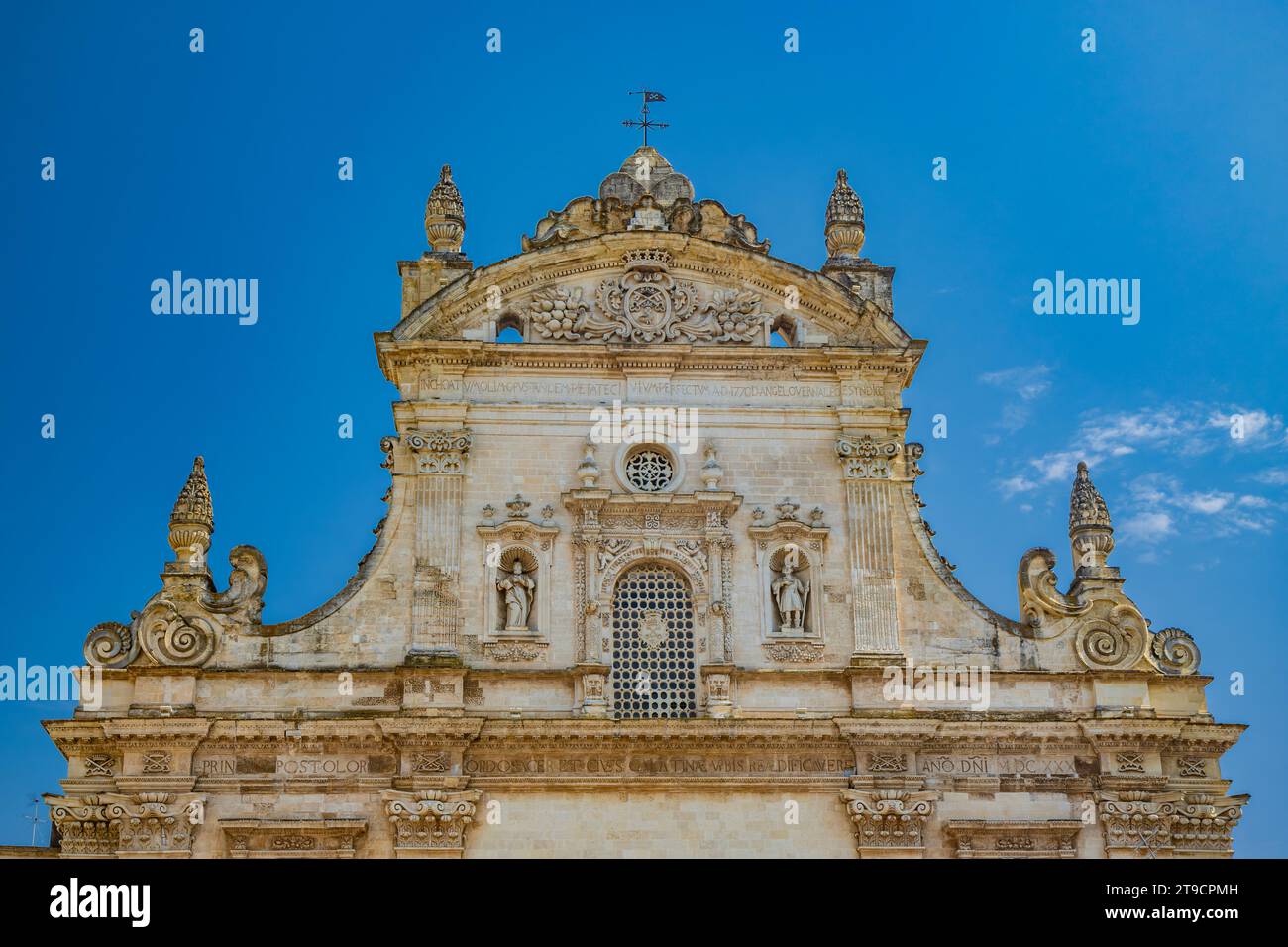 Galatina, Lecce, Apulien, Italien. Altes Dorf in Salento. Die wundervolle Kirche der Heiligen Peter und Paul, im barocken Stil. Viele Marmorstatuen und s Stockfoto