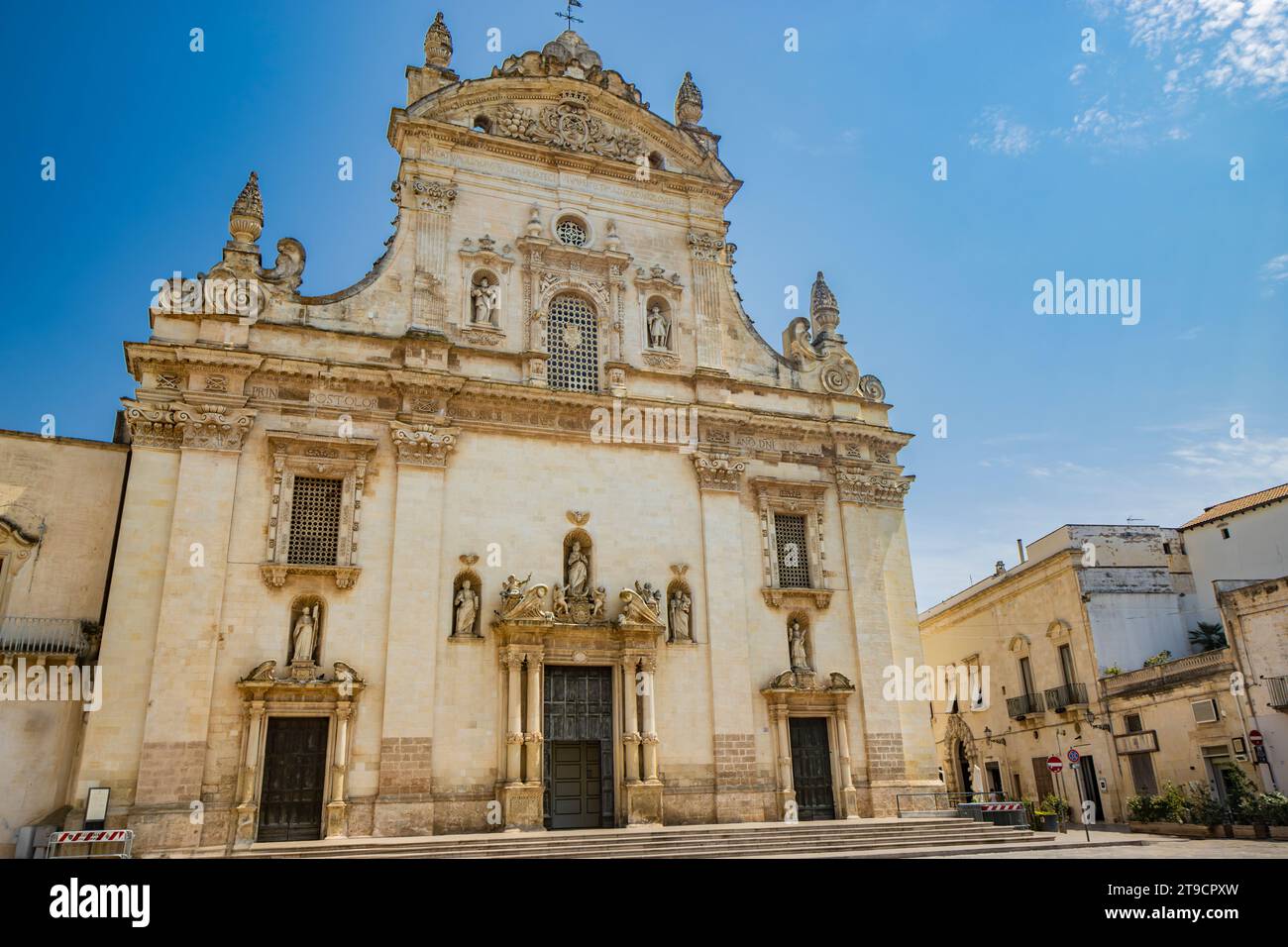 Galatina, Lecce, Apulien, Italien. Altes Dorf in Salento. Die wundervolle Kirche der Heiligen Peter und Paul, im barocken Stil. Viele Marmorstatuen und s Stockfoto