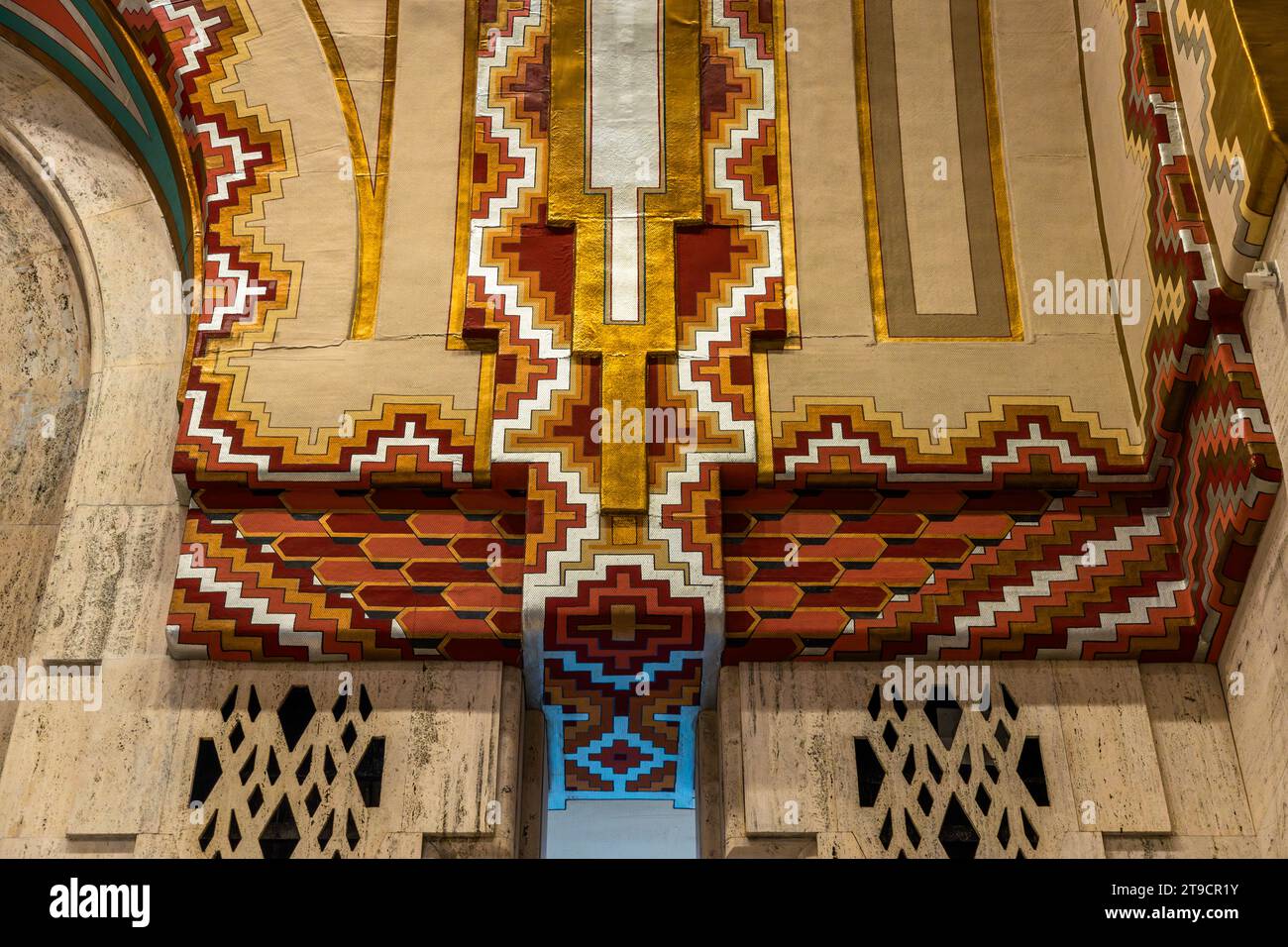 Guardian Building, Downtown Detroit, erbaut 1927. Wandabschnitt in der Bankhalle mit schallabsorbierender Deckenkonstruktion. Eine Rosshaarmatte bedeckt die Zementputzdecke. Ein perforierter Schirm wurde darüber gelegt und bemalt. Das macht das Zimmer, das so groß wie eine Kathedrale ist, ungewöhnlich ruhig. Historisches Art déco-Wolkenkratzer Guardian Building aus dem Jahr 1928 mit einer farbenfrohen gefliesten Lobby und Verkaufsflächen. Detroit, Usa Stockfoto