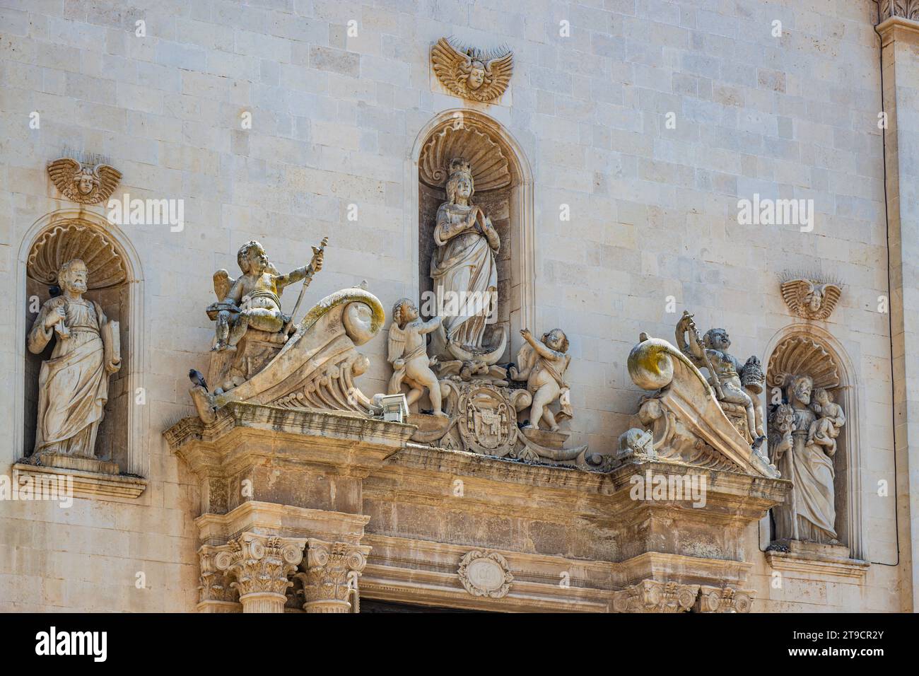 Galatina, Lecce, Apulien, Italien. Altes Dorf in Salento. Die wundervolle Kirche der Heiligen Peter und Paul, im barocken Stil. Viele Marmorstatuen und s Stockfoto