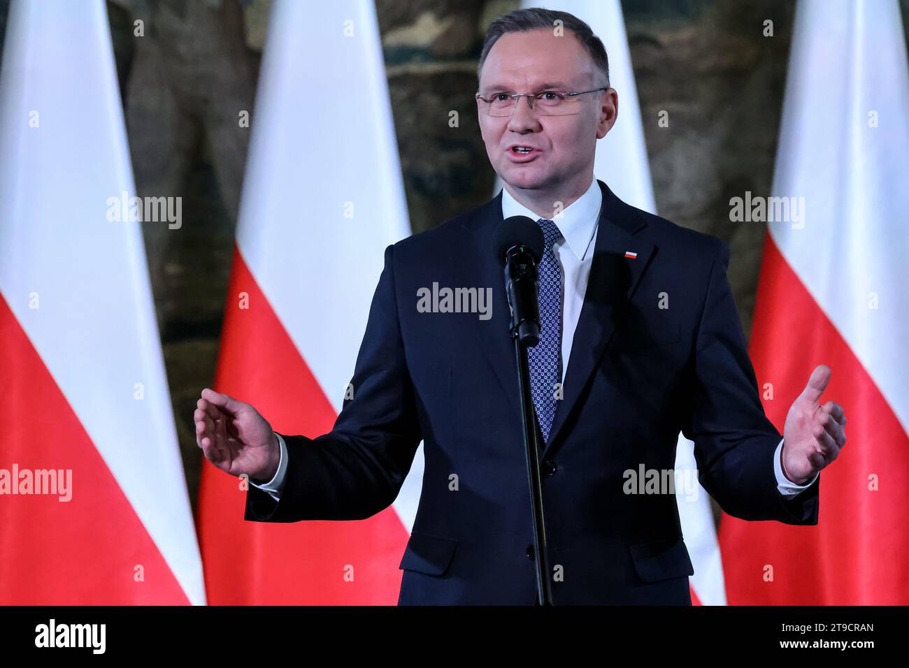 Der Präsident der Republik Polen, Andrzej Duda, nimmt an der Plenarsitzung des Sozialausschusses für die Restaurierung der Krakauer Denkmäler im denkmalgeschützten Schloss Wawel Teil, um die Arbeiten zur Restaurierung der mittelalterlichen und neueren Architektur Krakaus zu feiern 2023. Stockfoto