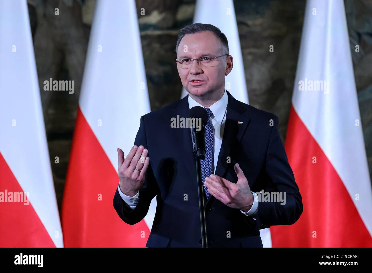 Der Präsident der Republik Polen, Andrzej Duda, nimmt an der Plenarsitzung des Sozialausschusses für die Restaurierung der Krakauer Denkmäler im denkmalgeschützten Schloss Wawel Teil, um die Arbeiten zur Restaurierung der mittelalterlichen und neueren Architektur Krakaus zu feiern 2023. Stockfoto