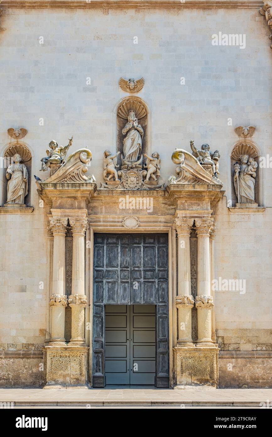 Galatina, Lecce, Apulien, Italien. Altes Dorf in Salento. Die wundervolle Kirche der Heiligen Peter und Paul, im barocken Stil. Die große Portalumrandung Stockfoto