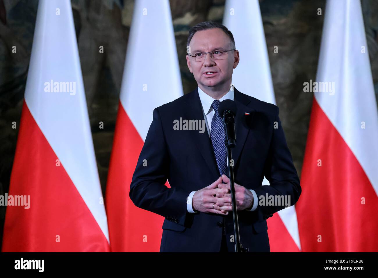 Der Präsident der Republik Polen, Andrzej Duda, nimmt an der Plenarsitzung des Sozialausschusses für die Restaurierung der Krakauer Denkmäler im denkmalgeschützten Schloss Wawel Teil, um die Arbeiten zur Restaurierung der mittelalterlichen und neueren Architektur Krakaus zu feiern 2023. Stockfoto