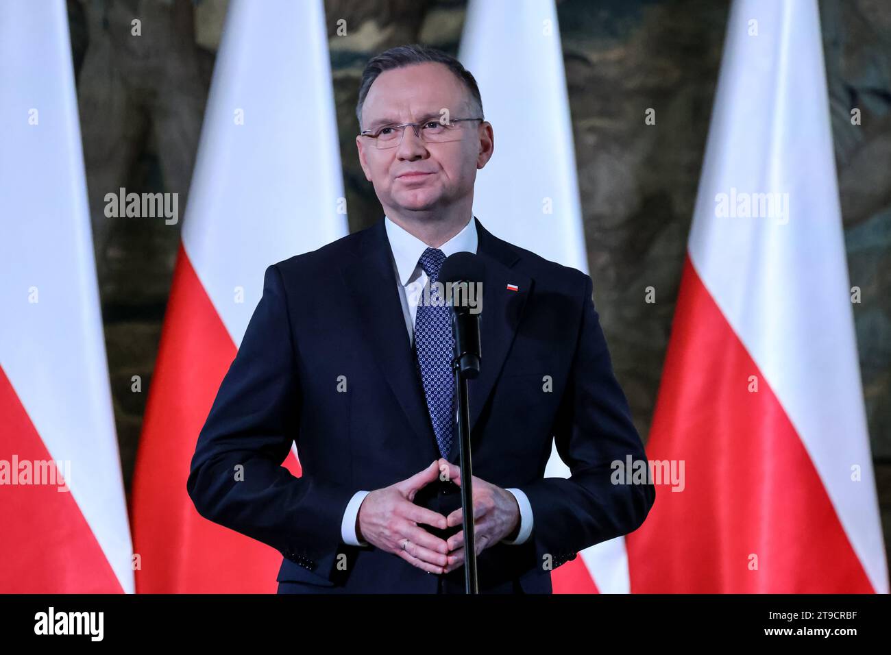 Der Präsident der Republik Polen, Andrzej Duda, nimmt an der Plenarsitzung des Sozialausschusses für die Restaurierung der Krakauer Denkmäler im denkmalgeschützten Schloss Wawel Teil, um die Arbeiten zur Restaurierung der mittelalterlichen und neueren Architektur Krakaus zu feiern 2023. Stockfoto